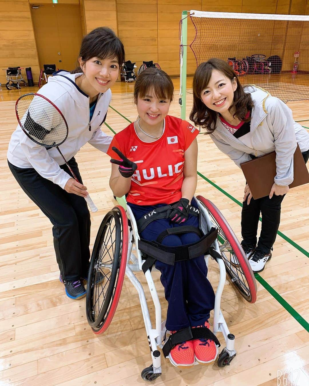 内田嶺衣奈さんのインスタグラム写真 - (内田嶺衣奈Instagram)「お台場バドミントン学園  BSフジで本日13時〜放送です📺 ギリギリのお知らせですみません😭  今回は、潮田さんとともに、 パラバドミントンの里見紗李奈選手のもとへ＊  パラバドミントンの競技の凄さはもちろん、 里見選手の21歳の素顔もたっぷりとお伝えできると思います😊✨ *  そしてなんと今回！ バド学初のジャージ姿！  私もパラバドミントンを教えて頂きました！ すごく難しかったです。。(>_<) * （その模様は盛大にカットされているかもしれませんが、） この後ぜひご覧ください☺︎ *  #お台場バドミントン学園 #里見紗李奈 選手 #潮田玲子 さん #ジャージかわいい #動きやすい #そして裏起毛？ #あたたかい」11月24日 12時32分 - reina.uchida