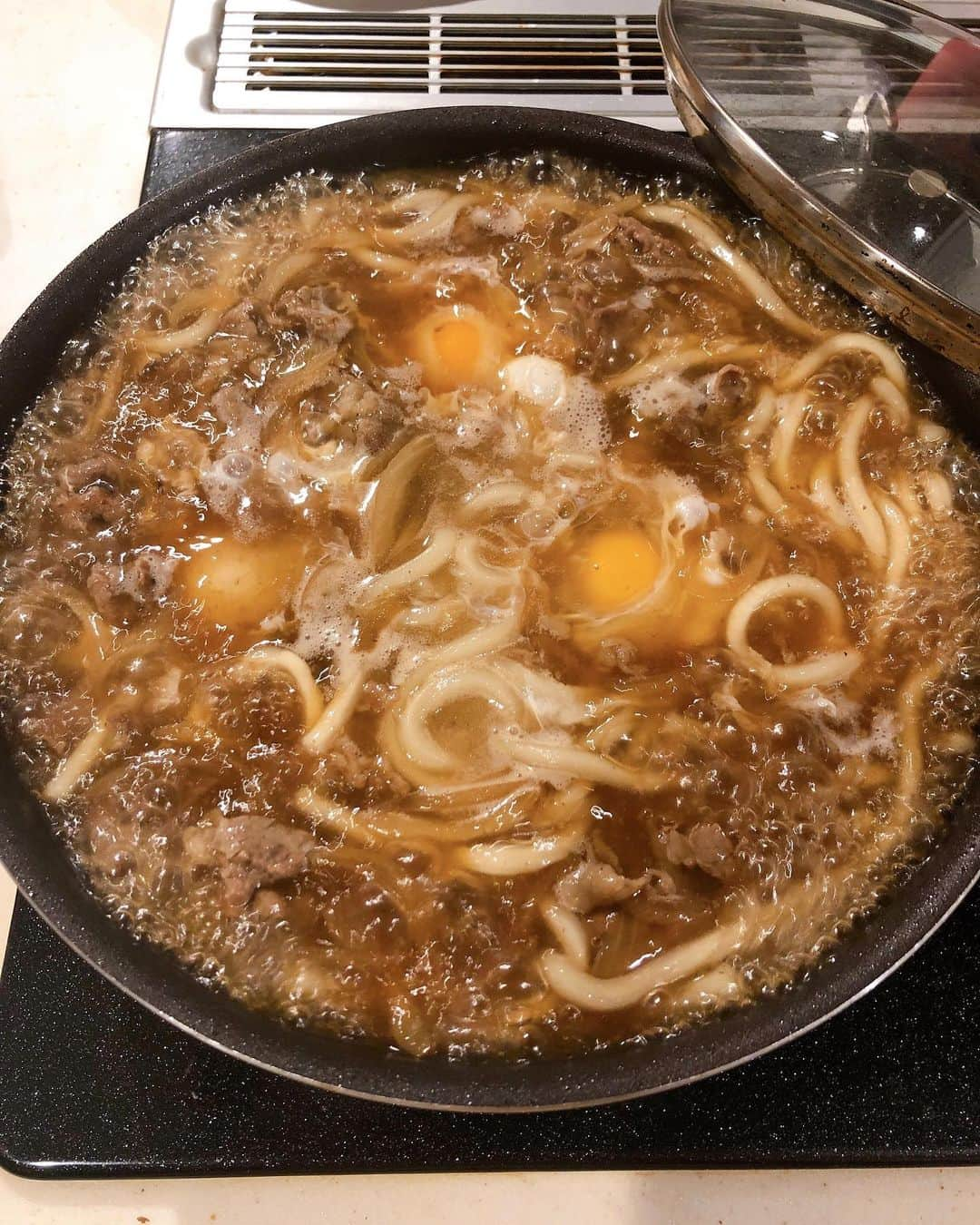 みきママさんのインスタグラム写真 - (みきママInstagram)「【ランチは肉うどんです！】 冷凍肉から肉うどんですが作れます〜✨✨✨ れんちび、食べて塾に行きました〜🧐🧐🧐さ〜、私と杏ちゃんはお出掛けしましょう❤️❤️❤️ . . #みきママ #肉うどん #ランチ #fnceats #udon #lunch #mikimama」11月24日 12時33分 - mikimama_official