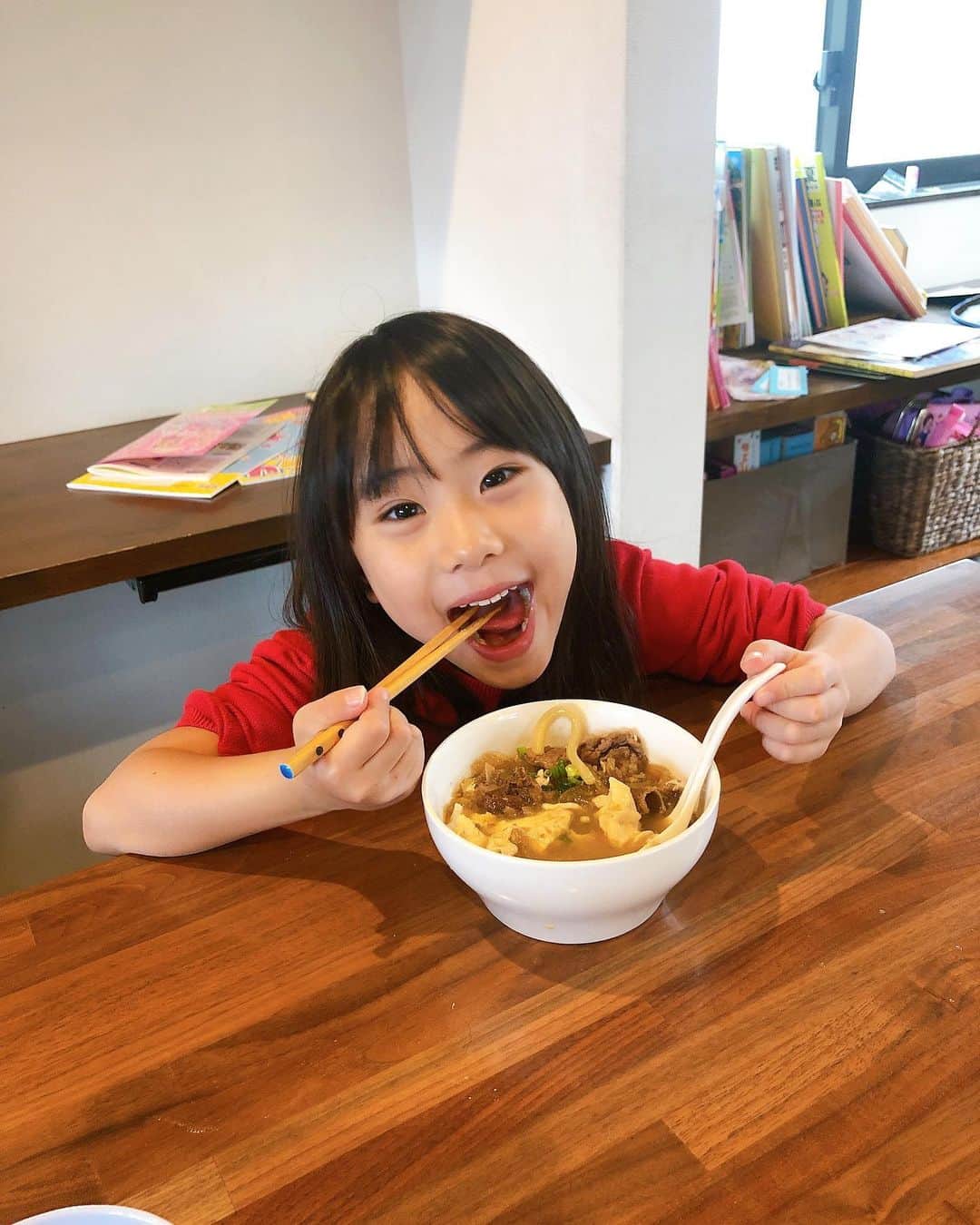 みきママさんのインスタグラム写真 - (みきママInstagram)「【ランチは肉うどんです！】 冷凍肉から肉うどんですが作れます〜✨✨✨ れんちび、食べて塾に行きました〜🧐🧐🧐さ〜、私と杏ちゃんはお出掛けしましょう❤️❤️❤️ . . #みきママ #肉うどん #ランチ #fnceats #udon #lunch #mikimama」11月24日 12時33分 - mikimama_official