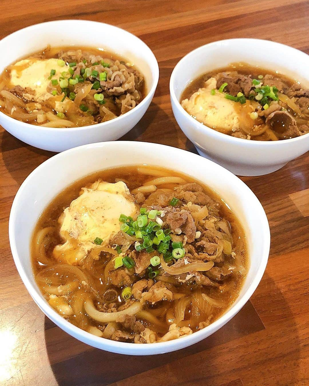 みきママさんのインスタグラム写真 - (みきママInstagram)「【ランチは肉うどんです！】 冷凍肉から肉うどんですが作れます〜✨✨✨ れんちび、食べて塾に行きました〜🧐🧐🧐さ〜、私と杏ちゃんはお出掛けしましょう❤️❤️❤️ . . #みきママ #肉うどん #ランチ #fnceats #udon #lunch #mikimama」11月24日 12時33分 - mikimama_official