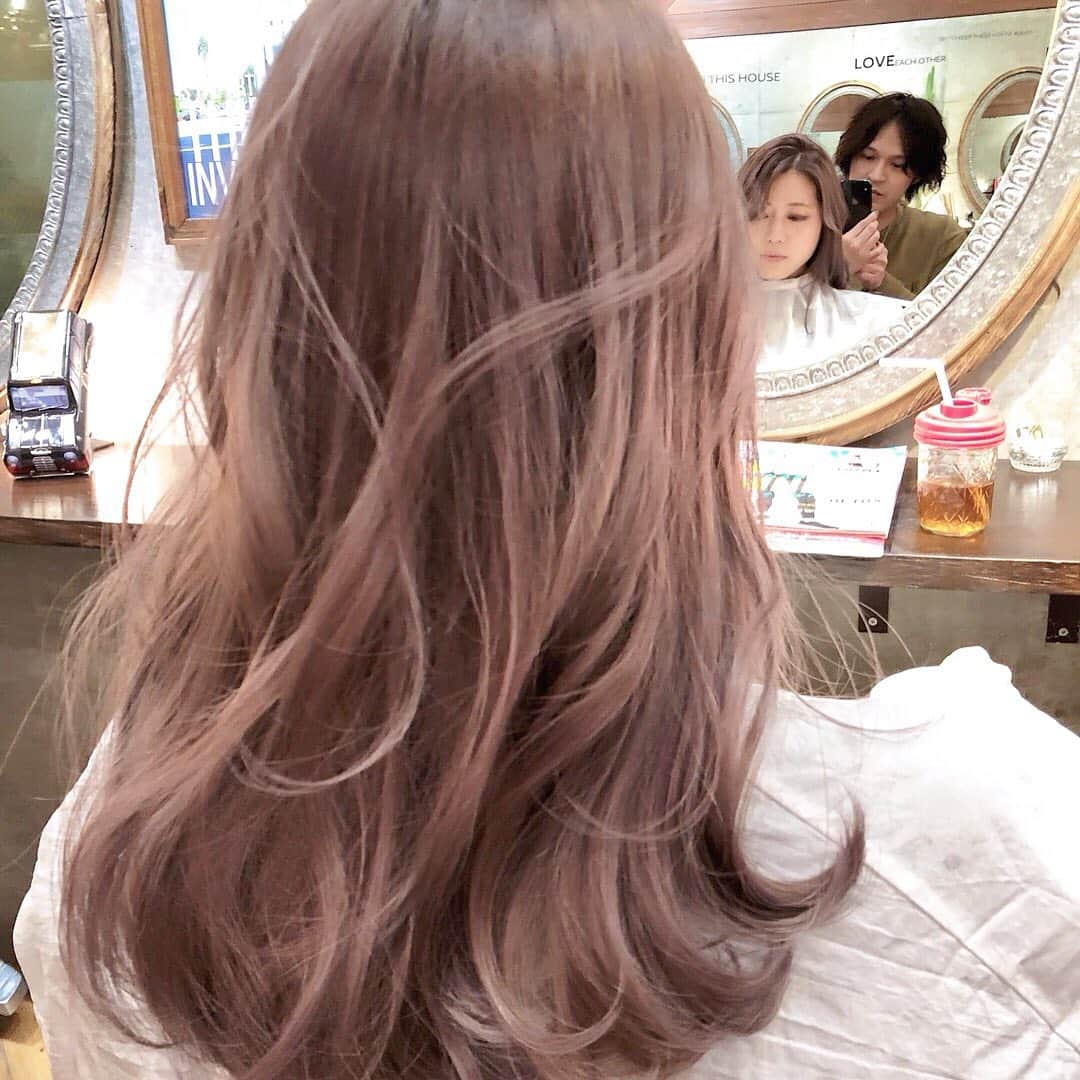 斉藤潤一のインスタグラム：「ショコラベージュ  ダブルカラー後にショコラベージュをかぶせれとこんな感じです。  ショコラベージュ スタイリスト .斉藤潤一 〒150-0041 東京都渋谷区神南 ご予約はこちらへ ☞☞ TEL ☏﻿ ﻿03-3462-2093 web  roco@1cs.jp 渋谷 美容室 #rocospearz . 〒150-0041 東京都渋谷区神南1-14-9 第7FMGビルB1F . . ご予約はこちらへ ☞☞ TEL ☏﻿ ﻿03-3462-2093 web  roco@1cs.jp . ★平日  open  11:30-22:30 ★土日祝  open  11:00-21:30  #渋谷#東京#oggiotto#新宿#表参道#美容師 #外国人風#オシャレ　#hair #渋谷美容室 #ベージュカラー#インナーカラー#オシャレ#メッシュ#ダブルカラー#外国人風カラー#ショートヘア #ヘアアレンジ #ケアブリーチ  #ラベンダーグレージュ #newcolor #ヘアスタイル #tokyo #shibuya #hair #サロンモデル #モデル#斉藤潤一」