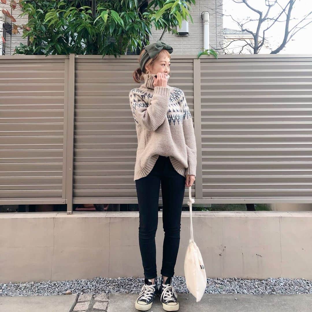 のインスタグラム：「〻Nordic knit〻 ・ ・ ・ @a_trend_ld のノルディックタートルとヘアバンド♡♡ ・ カジュアルコーデにリボンターバンで女らしさをプラスしたよ🤟 ・ ・ ・ knit&hairband▶ @a_trend_ld bottoms▶ @right_on_pr ・ ・ ・ #ファッション#コーデ#fashion#ママ#ママコーデ#プチプラコーデ#大人カジュアル#ヘアアレンジ#mineby3mootd#オン眉#大人可愛い#ジユジョ#冬コーデ#産後3ヶ月#ママリファッション#ママリ#シンプルコーデ#158cm#mamagirl#locari#lucrajp#ハイトーン#ハイトーンカラー#ヘアバンド#ノルディックセーター」