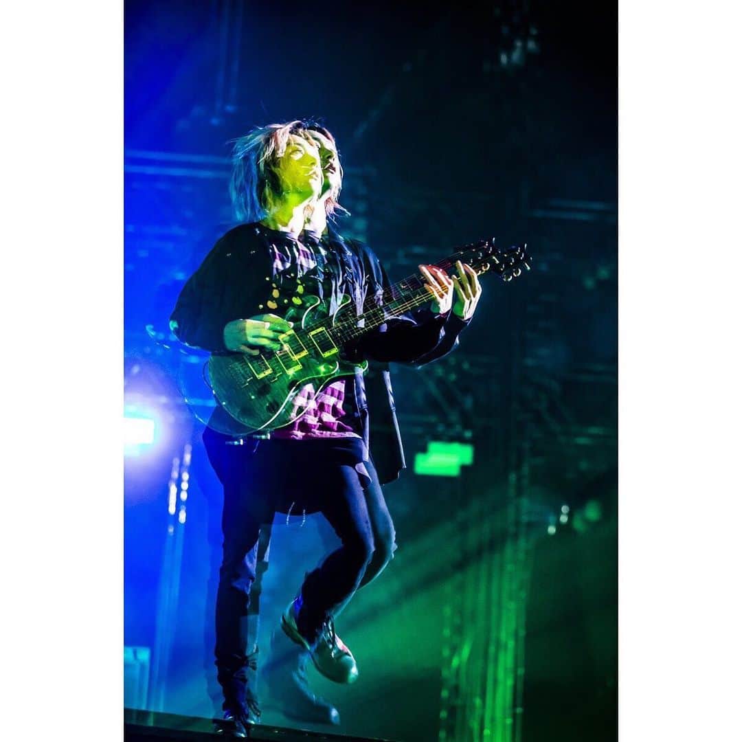 のインスタグラム：「ONE OK ROCK ( @oneokrockofficial ) ﻿ 2019.11.21 @ 愛媛　愛媛県武道館 ﻿ photo by 青木カズロー(cazrowAoki)﻿ ﻿ #ONEOKROCK #OOR #写殺﻿ #人間が生きている瞬間﻿ #生きてなきゃ殺せない﻿ #殺してぇから生きてくれ」