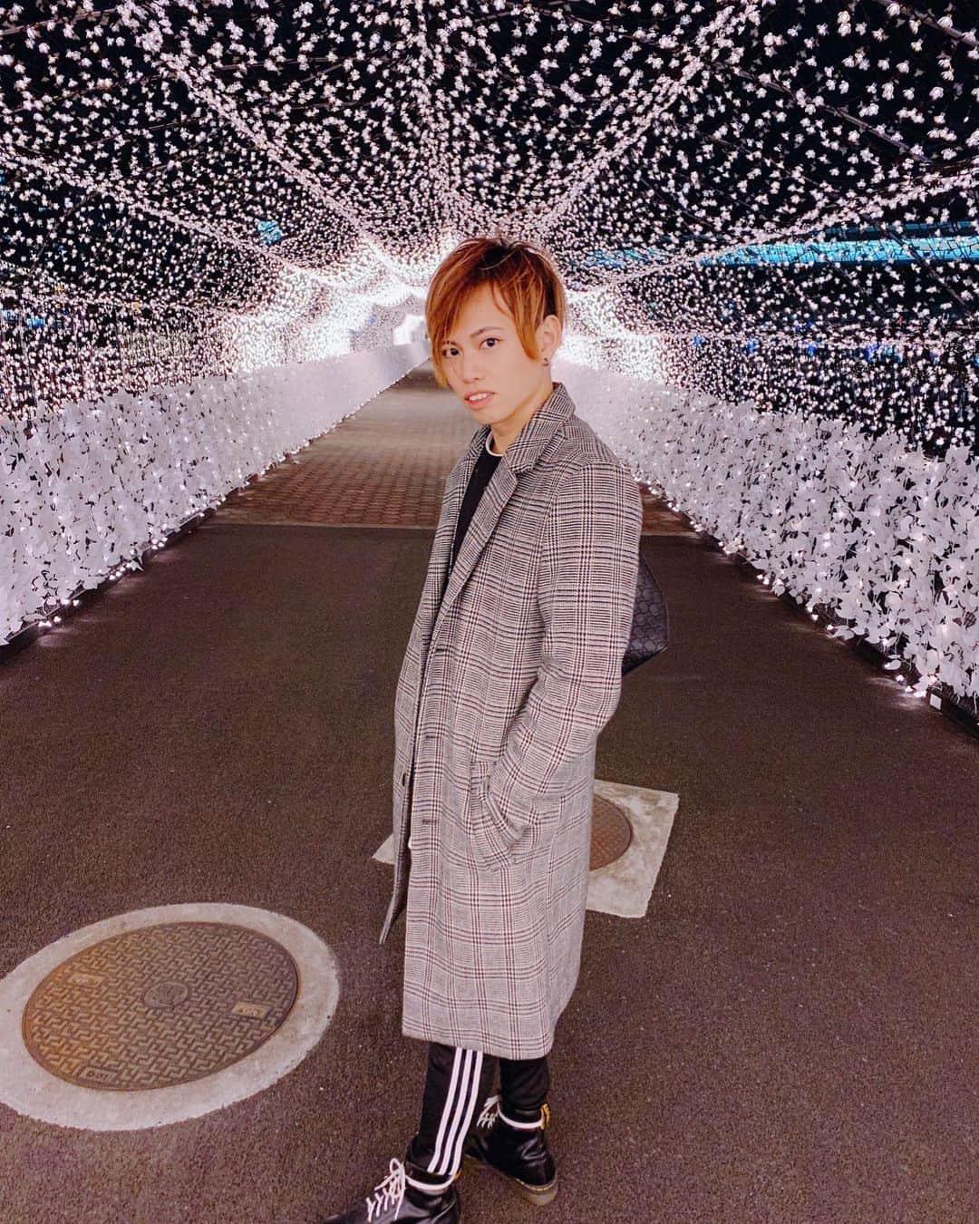 のインスタグラム：「先日東京メガイルミに行ってきました♪ 綺麗でした😍 大井競馬場でやってるから皆さん是非行ってみてください！ ここにマンホールいらないと思う…(小声) ・ ・ ・ #東京メガイルミ #メガイルミ #東京megaillumination #大井競馬場 #tokyocitykeiba #イルミネーション #今年もあと少し #illumination #tokyomegaillumination #メンズコーデ #メンズファッションコーデ #ジャケットコーデ #イルミネーション2019 #被写体モデル」