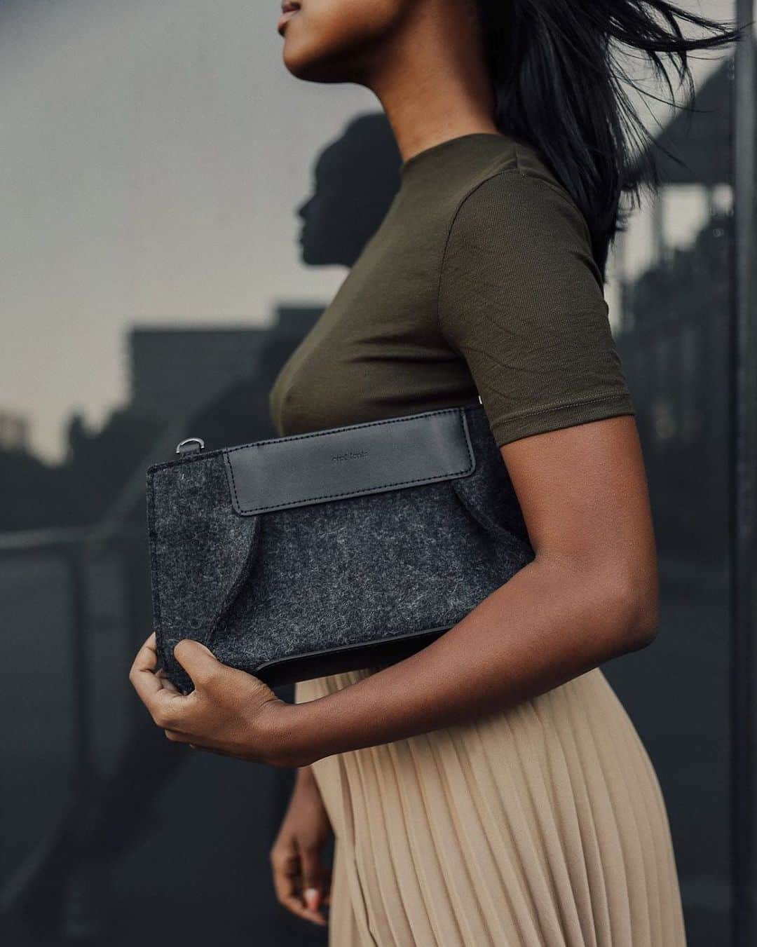 グラフ&ランツのインスタグラム：「Say hi to our Frankie Baguette featuring sculptural styling, magnetic top closure a hidden adjustable leather shoulder strap perfect for an ultra-versatile crossbody or clutch.」