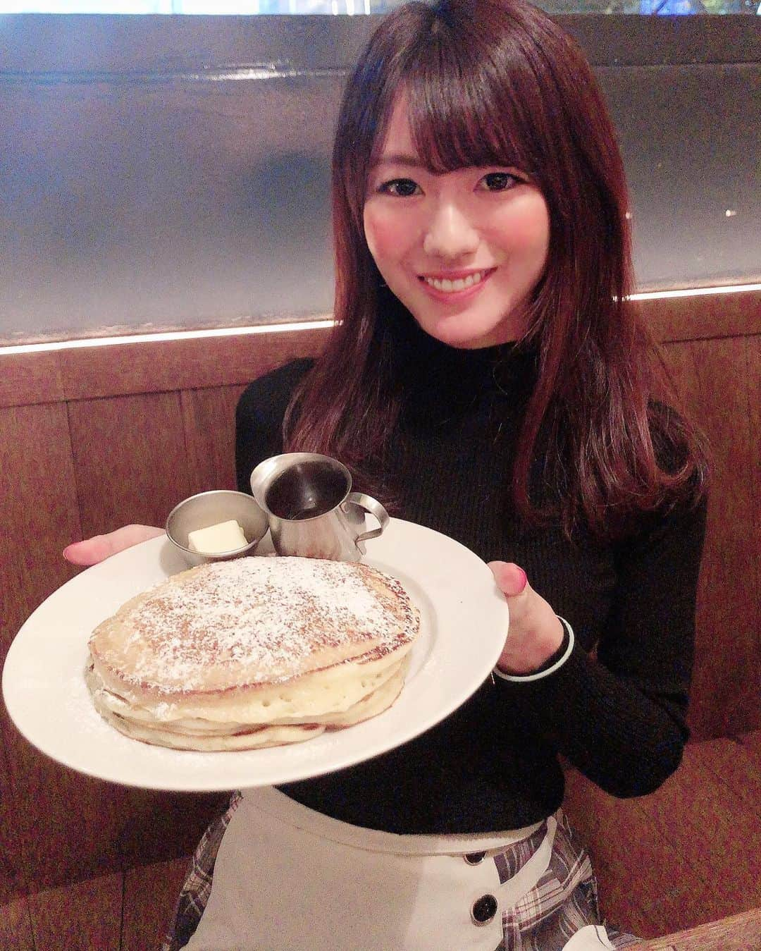 にゃんさんゴルフさんのインスタグラム写真 - (にゃんさんゴルフInstagram)「. . バターミルクパンケーキ🥞 チキン🐔 食べてきたよー✨ . パンケーキはバターとメイプルシロップが いい感じに絡んで美味しかった😻 . チキンは カリッとあがっててぺろりと完食🤔 . .  #buttermilkchannel#cafe#tokyocafe #buttermilkchannelharajuku#pancakes#sweets #バターミルクチャネル #原宿カフェ#表参道カフェ #東京カフェ#原宿ディナー #表参道ディナー #東京ディナー#パンケーキ#チキン」11月24日 12時53分 - miiiii0228