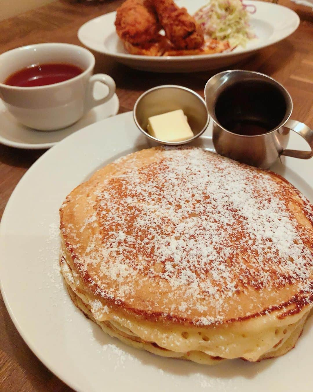 にゃんさんゴルフさんのインスタグラム写真 - (にゃんさんゴルフInstagram)「. . バターミルクパンケーキ🥞 チキン🐔 食べてきたよー✨ . パンケーキはバターとメイプルシロップが いい感じに絡んで美味しかった😻 . チキンは カリッとあがっててぺろりと完食🤔 . .  #buttermilkchannel#cafe#tokyocafe #buttermilkchannelharajuku#pancakes#sweets #バターミルクチャネル #原宿カフェ#表参道カフェ #東京カフェ#原宿ディナー #表参道ディナー #東京ディナー#パンケーキ#チキン」11月24日 12時53分 - miiiii0228