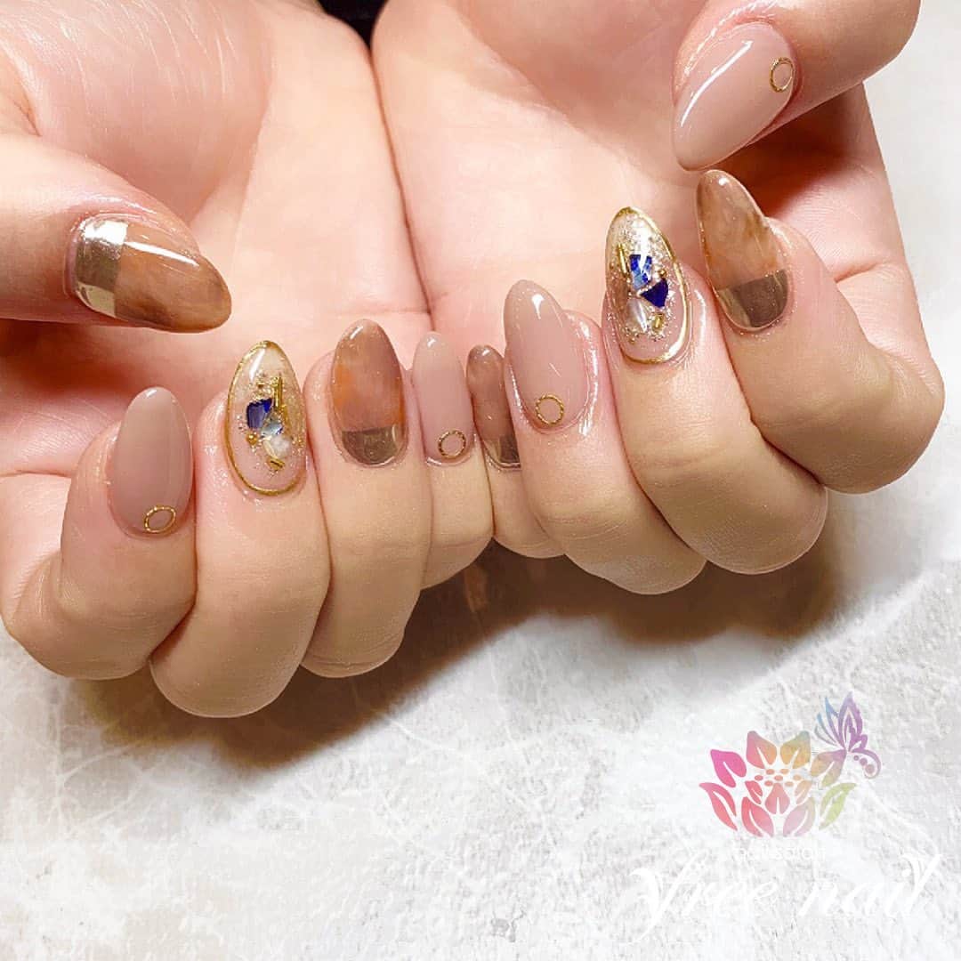 free nail フリーネイルのインスタグラム：「. お客様ネイル💅🏻🍁 . ニュアンスミラーネイル💅🏻👑 . 秋のくすみ色🐿🍁 . ご来店ありがとうございました🙇🏻‍♀️🙇🏻‍♀️🙇🏻‍♀️💗 . #ネイルアート #ジェルネイル #ネイルサロン #大阪ネイルサロン #ネイルデザイン #ネイルチェンジ #ニュアンスネイル #ミラーネイル #シェルネイル #埋め込みネイル #ベージュネイル #くすみネイル #ブラウンネイル #デザインネイル #トレンドネイル #大人ネイル #シンプルネイル #秋ネイル #autumnnails #nailsart #nailsdid #美甲 #日式美甲 #日式美甲胶 #日本美甲师 #日本美甲老师 #美甲上课 #日本胶 #フリーネイル #freenail」