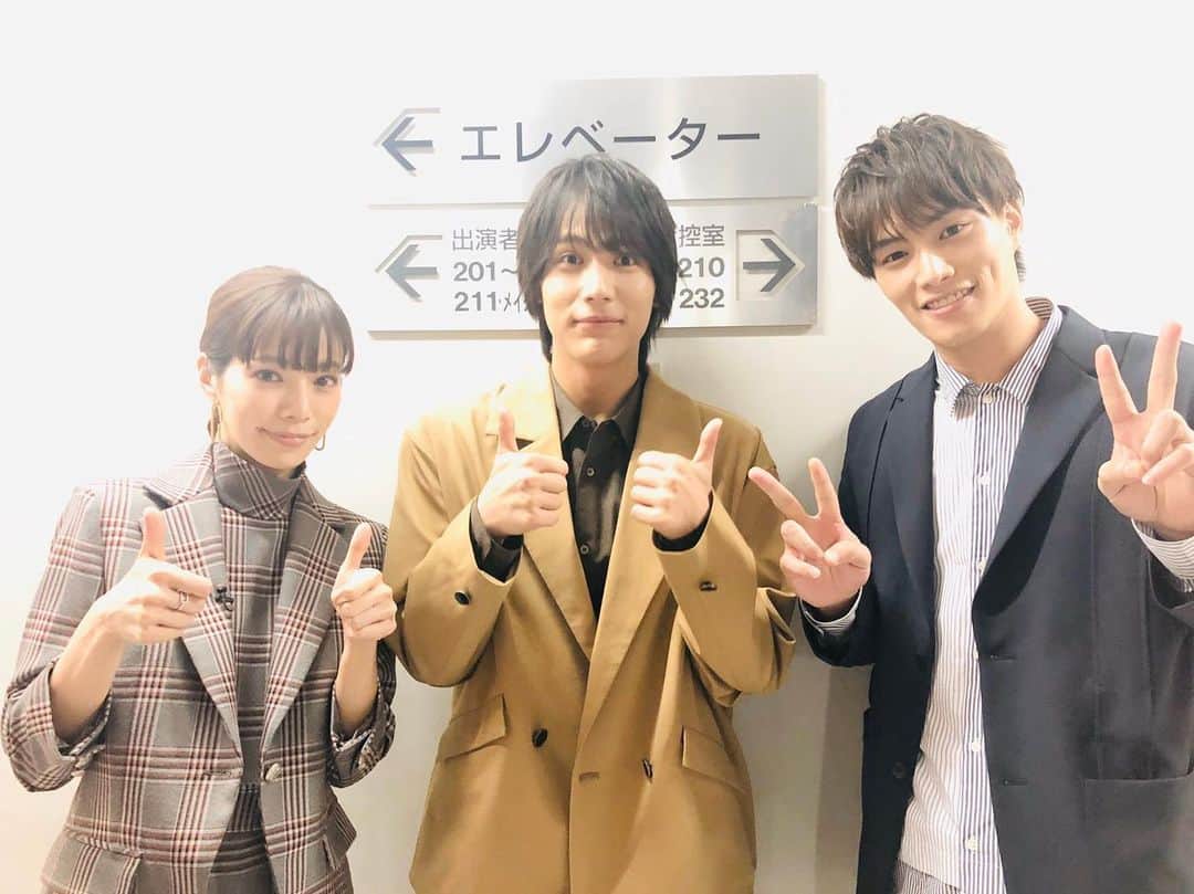 【公式】G線上のあなたと私のインスタグラム：「_ ‪ ＼\ 番組出演情報/／‬﻿ ﻿ ‪本日よる6時半からは、、‬﻿ ‪『#クイズＴＨＥ違和感』に #G線上 チームから、#加瀬ブラザーズ と眞於先生がご出演✨‬﻿ ﻿ ‪この3人が一緒というのは、﻿ なんだか勝手にそわそわしちゃう公式です😂‬﻿ ﻿ ‪皆さんも一緒に楽しめる番組ですので、﻿ ぜひご覧ください🧡‬﻿ ﻿ ‪#G線上のあなたと私 ‬﻿ #11月26日第7話放送﻿ ‪#中川大志‬﻿ ‪#桜井ユキ‬﻿ #鈴木伸之」