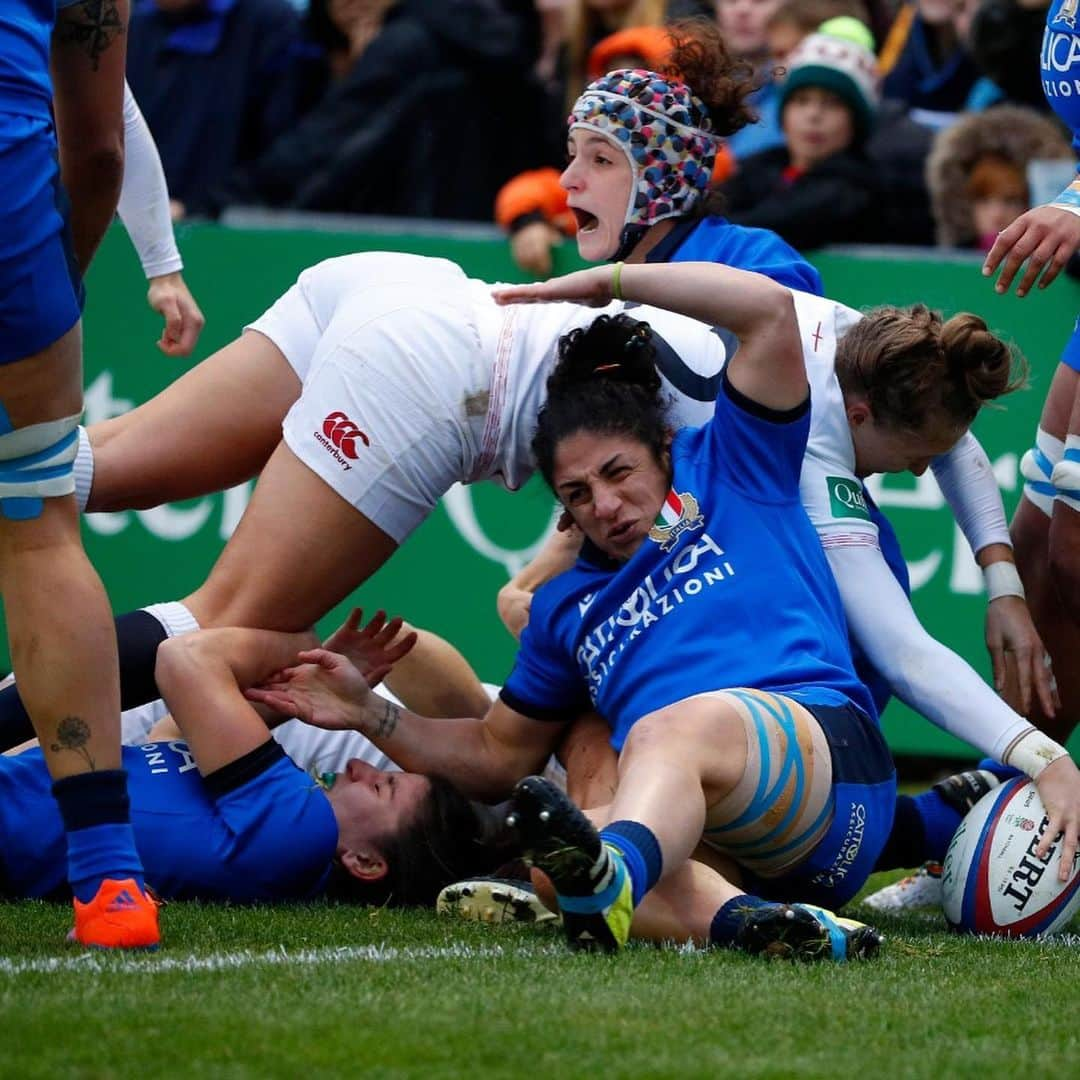 ラグビーイングランド代表さんのインスタグラム写真 - (ラグビーイングランド代表Instagram)「The #RedRoses made it 1️⃣7️⃣ wins in a row on home soil 🌹 ⠀⠀⠀⠀⠀⠀⠀⠀⠀ A 60-3 win over Italy means they finish the #QuilterInternationals unbeaten 🙌 ⠀⠀⠀⠀⠀⠀⠀⠀⠀ #rugby #rugbygram #sendhervictorious」11月24日 4時08分 - englandrugby