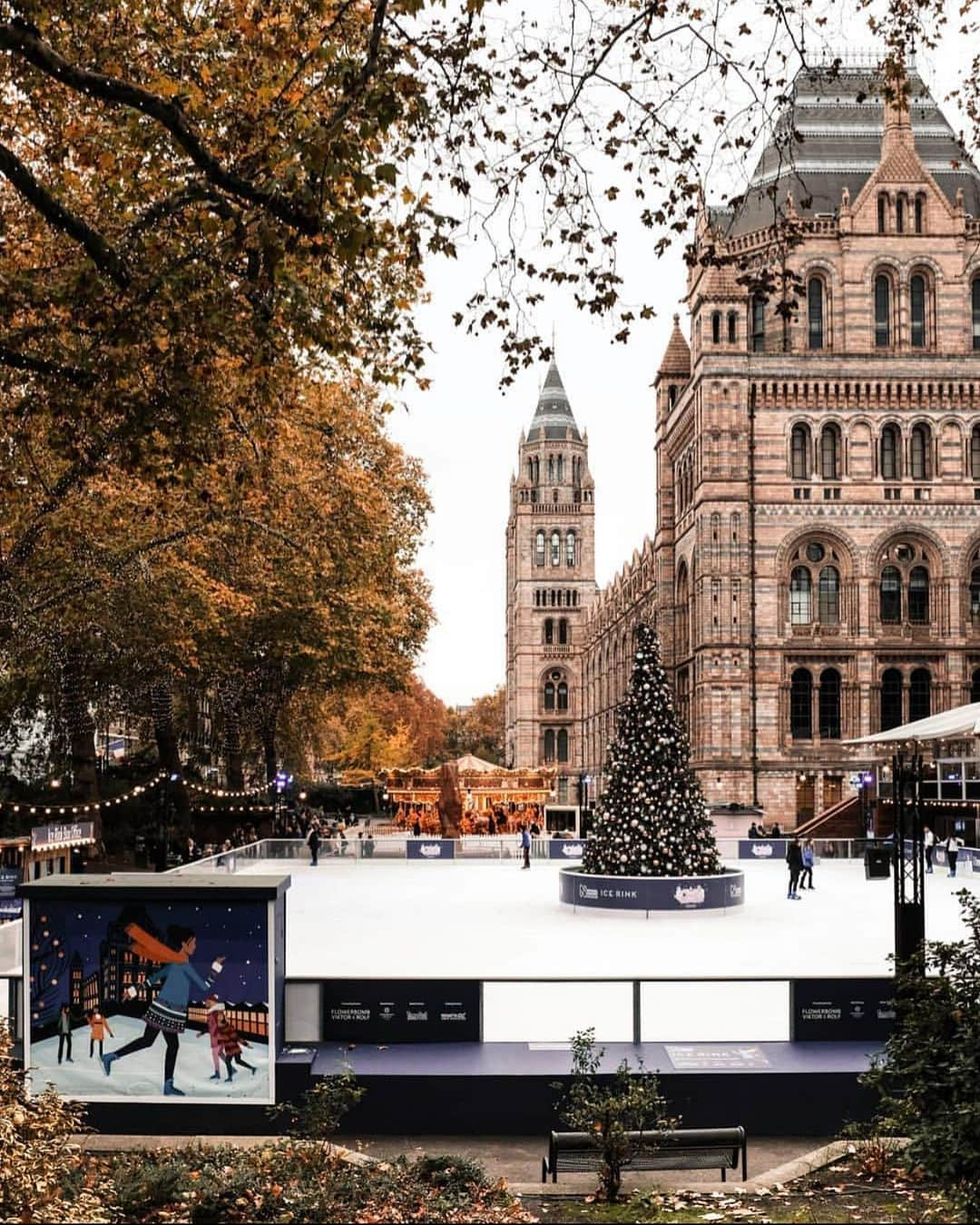 @LONDON | TAG #THISISLONDONさんのインスタグラム写真 - (@LONDON | TAG #THISISLONDONInstagram)「Ok. So out of 10, how frickin beautiful is #London right now?! 😍😜👇🏼👇🏼 This is the #NaturalHistoryMuseum by @mylondonfairytales of course! And ice-skating ⛸⛸ is back! 🎄❤️ // #thisislondon #londonlife #christmasinlondon #southkensington」11月24日 4時09分 - london