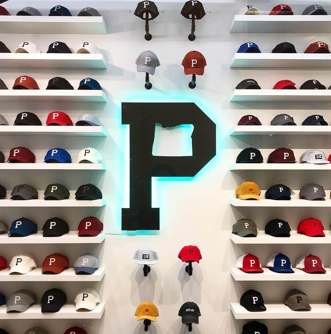 Portlandさんのインスタグラム写真 - (PortlandInstagram)「We’re so excited to announce the launch of the @portlandgear Hat Store! This 220 sq ft shop, located in Union Way, will be a fun place to continue building community & collaborating with awesome neighbors! Situated in between @powellsbooks & @acehotel , Union Way is a one stop shop to support small & local brands! Hope to see you soon! - @portlandgear | @hats | @bridgeandburn | @selfedge  @allgxxd_pdx | @wailuashaveicepdx @boxerramen | @bcbarberco」11月24日 4時17分 - portland