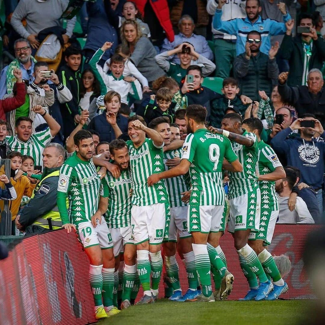 ホアキン・サンチェスさんのインスタグラム写真 - (ホアキン・サンチェスInstagram)「Gran victoria ante un gran rival. +3 seguimos 💚💪#mequedocontigobetis #mushobetis」11月24日 4時28分 - joaquinarte