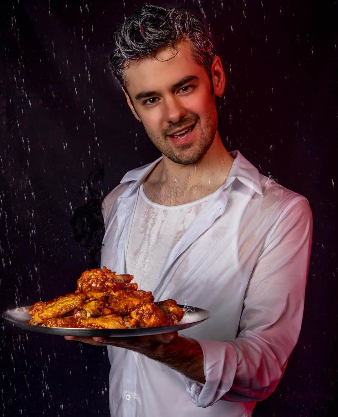 ブレンダン・ロビンソンさんのインスタグラム写真 - (ブレンダン・ロビンソンInstagram)「Is it just me, or is it getting steamy in here?  Somebody call the fire department, ’cause @PizzaHut ’s new Smoky Sriracha Wings are seriously hot, I can't take it anymore - SO smoky, SO crispy, SO hot!  Try them yourself for a limited time only!! #PizzaHutGotYou #ad . . . Pics by @larrywrightphotography」11月24日 4時23分 - brendanrobinson