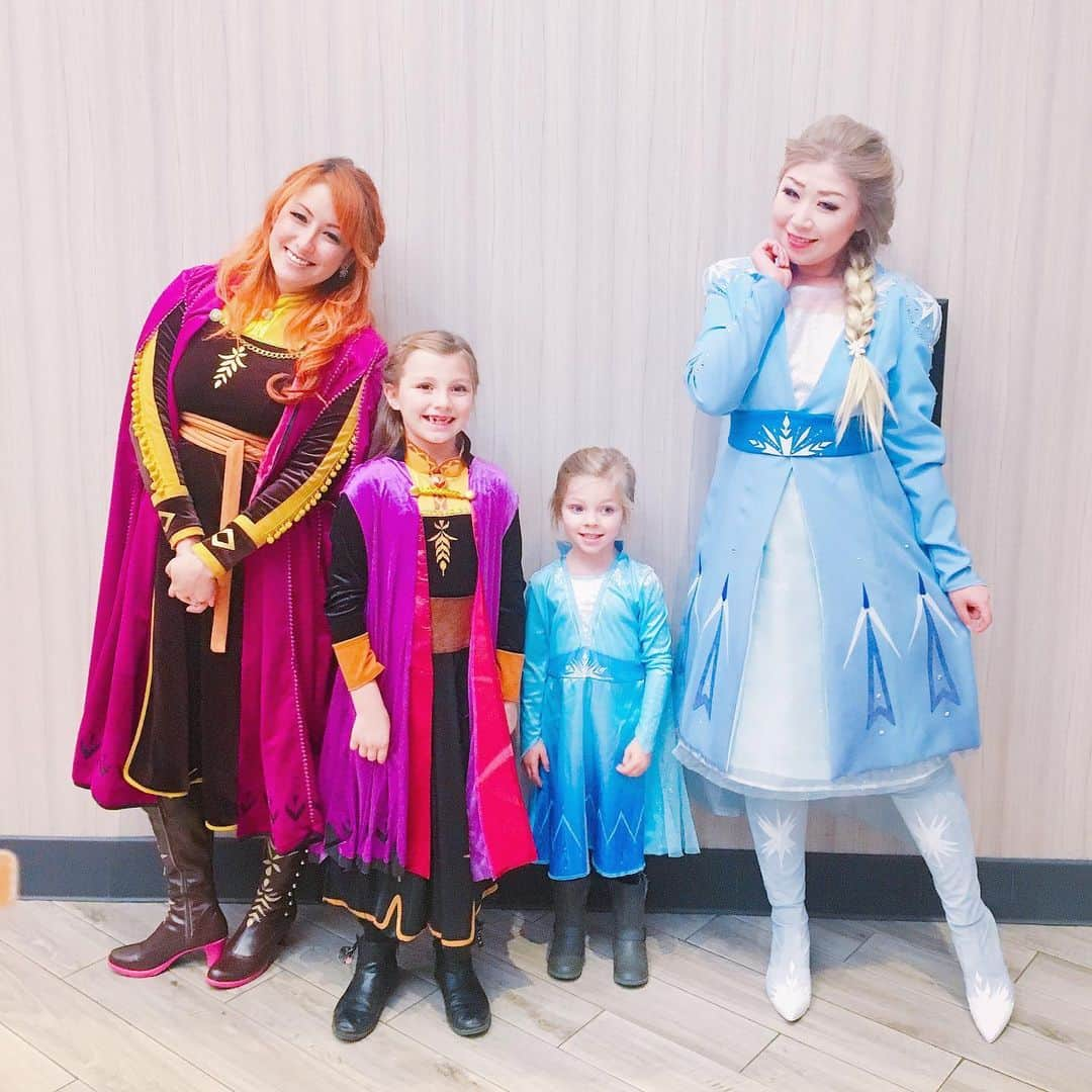 NARA YOUNさんのインスタグラム写真 - (NARA YOUNInstagram)「♥️ Opening night I went to watch #FROZEN2 with some friends. There were Two adult friends dressed up as #Anna and #Elsa sitting on my right and there were two little sisters dressed as Anna and Elsa to my left. Took this picture and it makes me so happy ❤️😭 개봉일 저녁 친구들이랑 #겨울왕국2 상영하는데 제 자리 오른편엔 어른 코스프레 #아나 와 #엘사 가 앉았고 왼편엔 아나와 엘사 꼬맹이 자매가 앉았는데 가슴이 뭉클.. ♥️ 너무 좋아서 끝나고 사진 찍었어요 ♥️😭 팬 분들 정말 최고에요🙏🏻 . . . #겨울왕국 #frozen #disney #intotheunknown #frozencosplay #disneycosplay #elsacosplay #annacosplay #숨겨진세상 #showyourself #animation #animator #애니메이션 #디즈니 #디즈니애니메이션 #디즈니애니메이터 #윤나라애니메이션  #렛잇고  #アナと雪の女王 #アナと雪の女王2」11月24日 4時37分 - oonaraoo