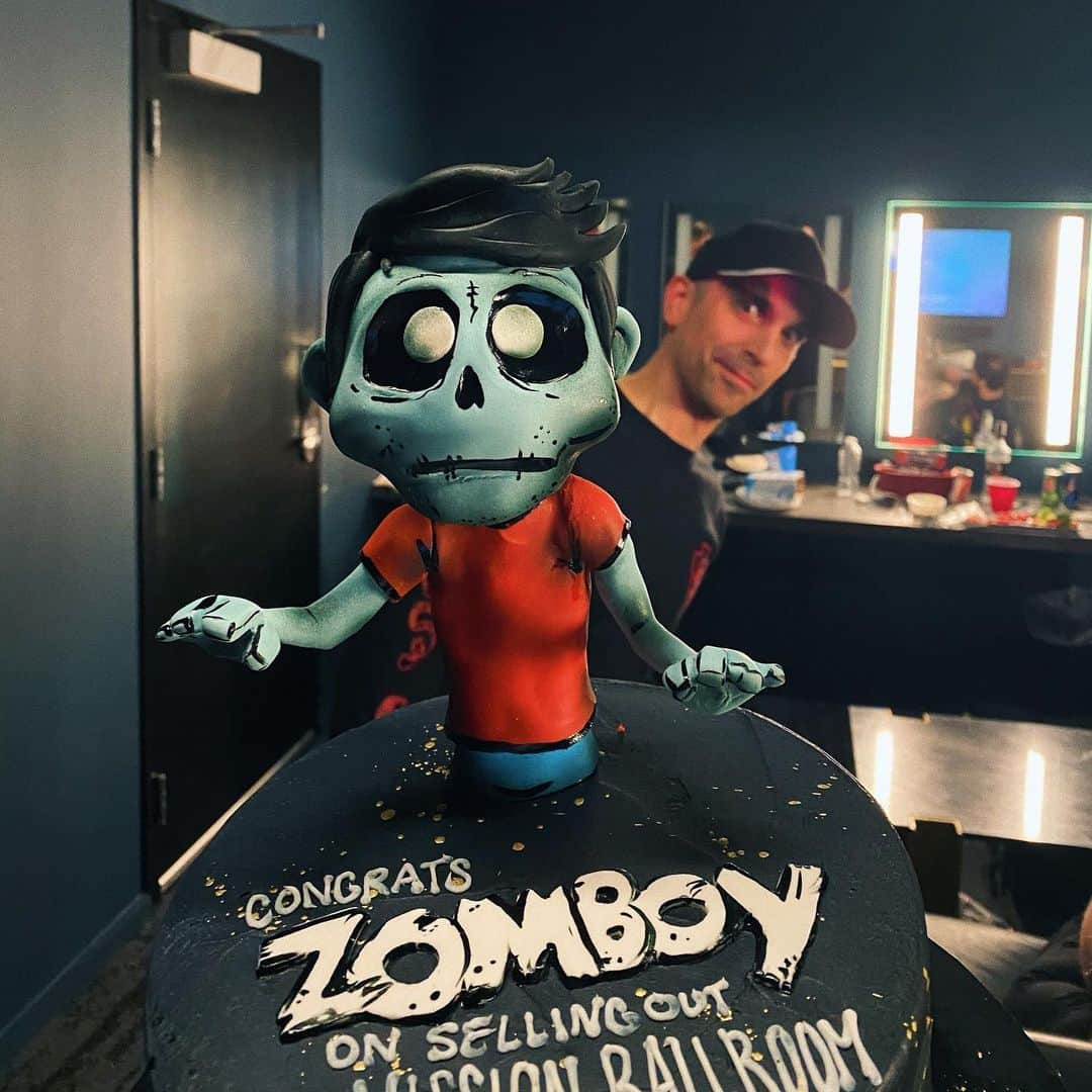 Zomboyさんのインスタグラム写真 - (ZomboyInstagram)「Thank you again Denver! And also thank you to the creepy guy in the background for being the reason us NSD boys are here today.」11月24日 4時34分 - zomboy