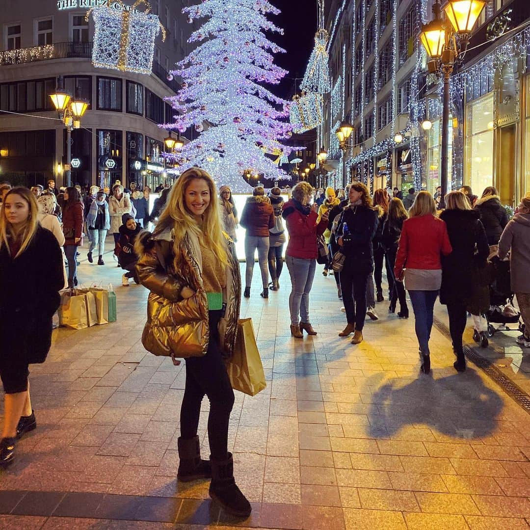 ホフマン・ノーラのインスタグラム：「Christmas shopping on🤩😍🤗 This year i am trying to start in time😅 #budapest #christmasmood #soonchristmas #fashionstreetstyle」