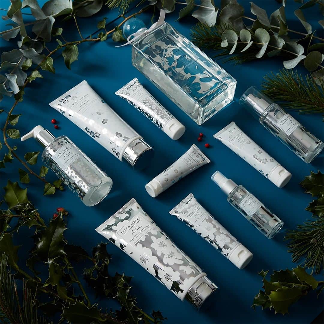 ローラアシュレイのインスタグラム：「Oh hello, Black Friday deals ✨ Discover our amazing Star Buy offers. We're kicking off Black Friday with 50% OFF toiletries* and more, for a limited time only. Keep your eyes on our website for new Star Buy offers coming your way over the next few days ⭐️ *Selected lines only」