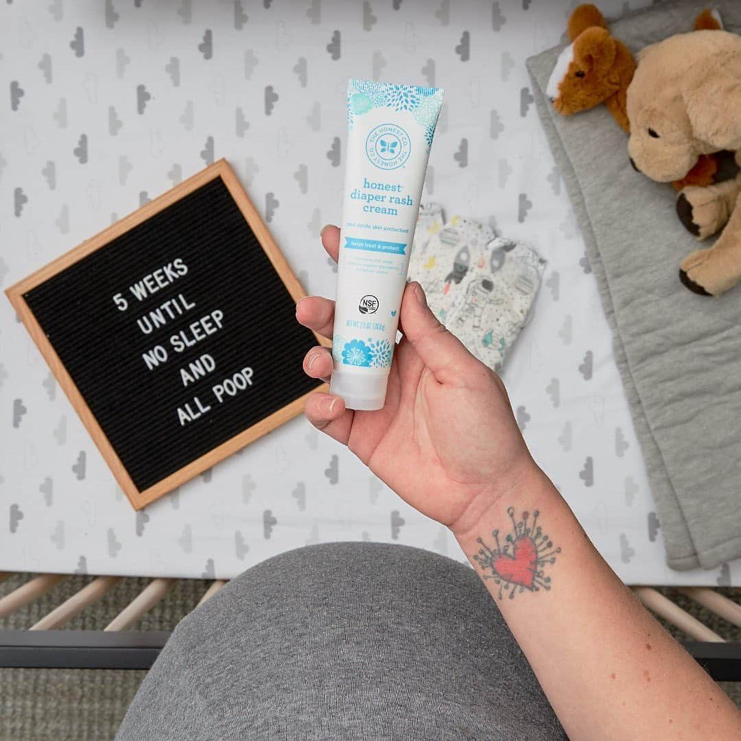 The Honest Companyさんのインスタグラム写真 - (The Honest CompanyInstagram)「Take on #diaperduty like a pro with Honest diaper rash cream. 💪 It's formulated with organic shea butter, jojoba, tamanu, and coconut oils to help soothe and protect your babe's irritated booty. Diaper rashes are the worst for mama + babe, so check out the deets on how to prevent them in the 🔗 in bio.  Leave a 🍑 in the comments if our diaper rash cream is EVERYTHING. #ThatsHonest #HonestCompany」11月24日 5時20分 - honest