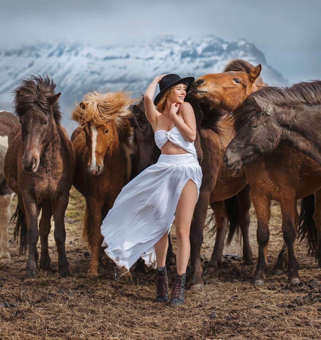 サラ・ジーン・アンダーウッドさんのインスタグラム写真 - (サラ・ジーン・アンダーウッドInstagram)「My favorite captures from my Iceland adventure (swipe!). If you ever go I highly suggest renting a van and driving around the whole island. There’s too much to see and you’d miss so much if you don’t! . 📸’s by @stevebitanga . #iceland #vacation #exploremore」11月24日 5時42分 - saraunderwood