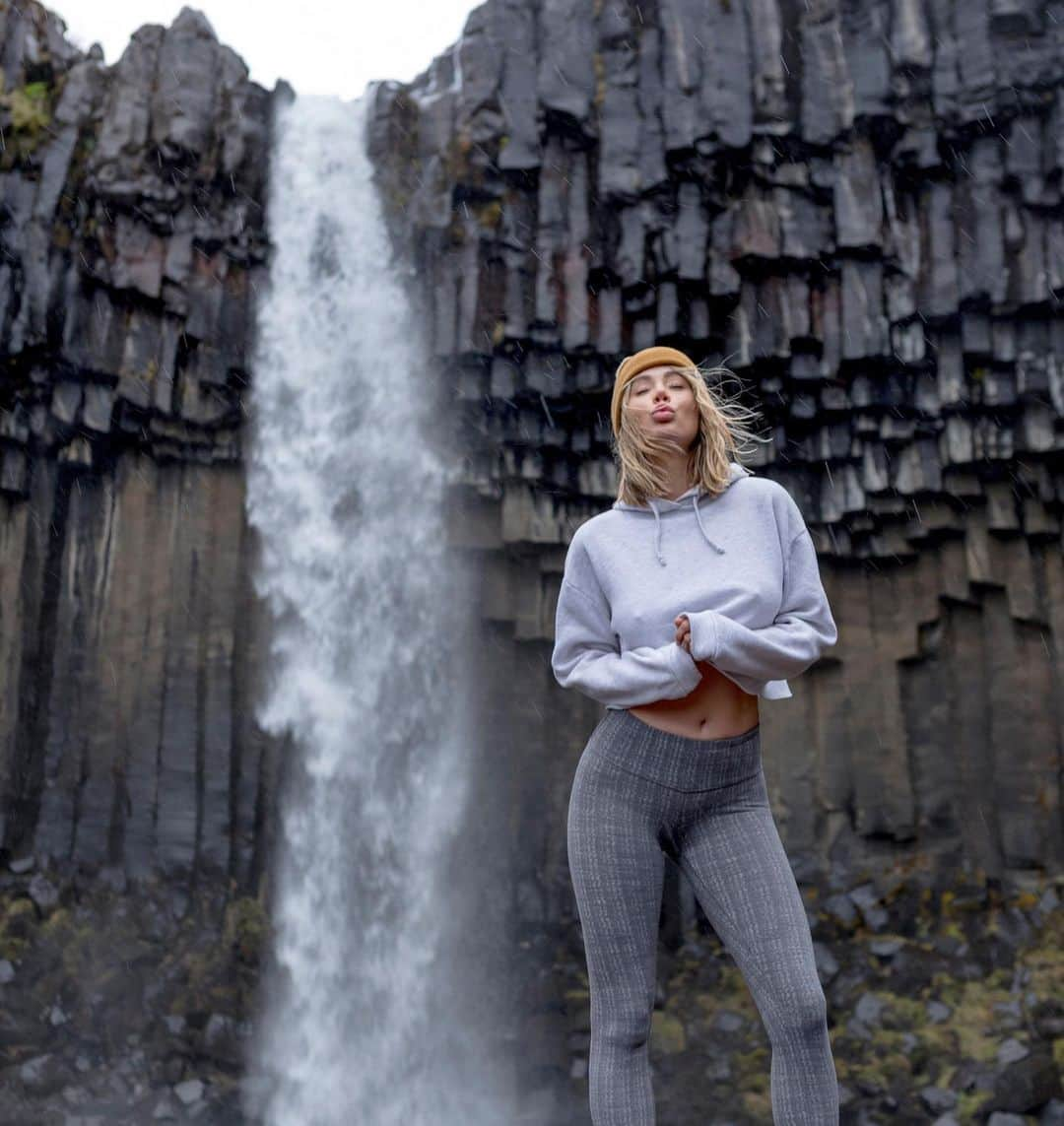 サラ・ジーン・アンダーウッドさんのインスタグラム写真 - (サラ・ジーン・アンダーウッドInstagram)「My favorite captures from my Iceland adventure (swipe!). If you ever go I highly suggest renting a van and driving around the whole island. There’s too much to see and you’d miss so much if you don’t! . 📸’s by @stevebitanga . #iceland #vacation #exploremore」11月24日 5時42分 - saraunderwood