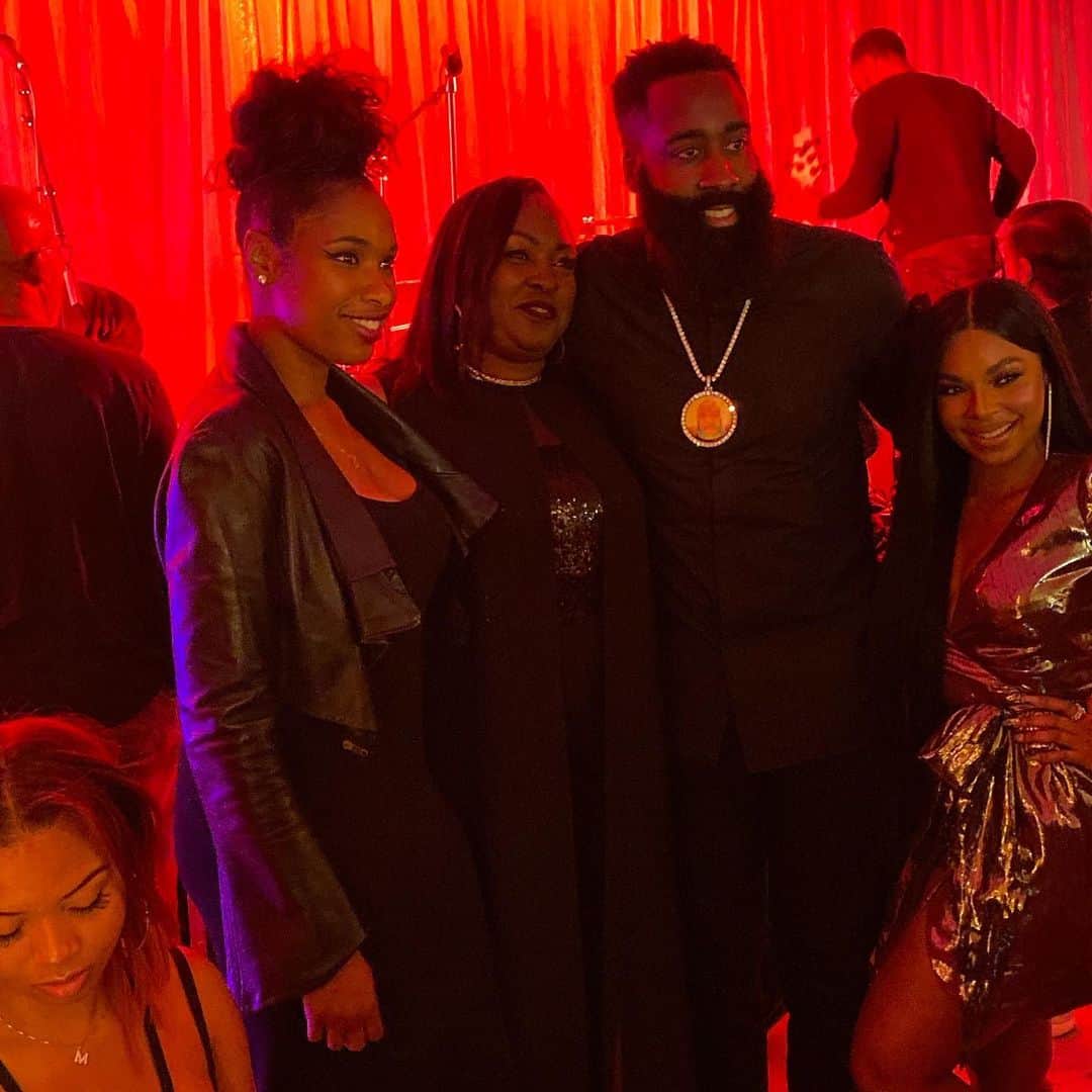 ジェニファー・ハドソンのインスタグラム：「Happy birthday mama harden ! I’m so glad I could make it to atleast sing u happy birthday ! Love the way u all love and honor your mom @jharden13」
