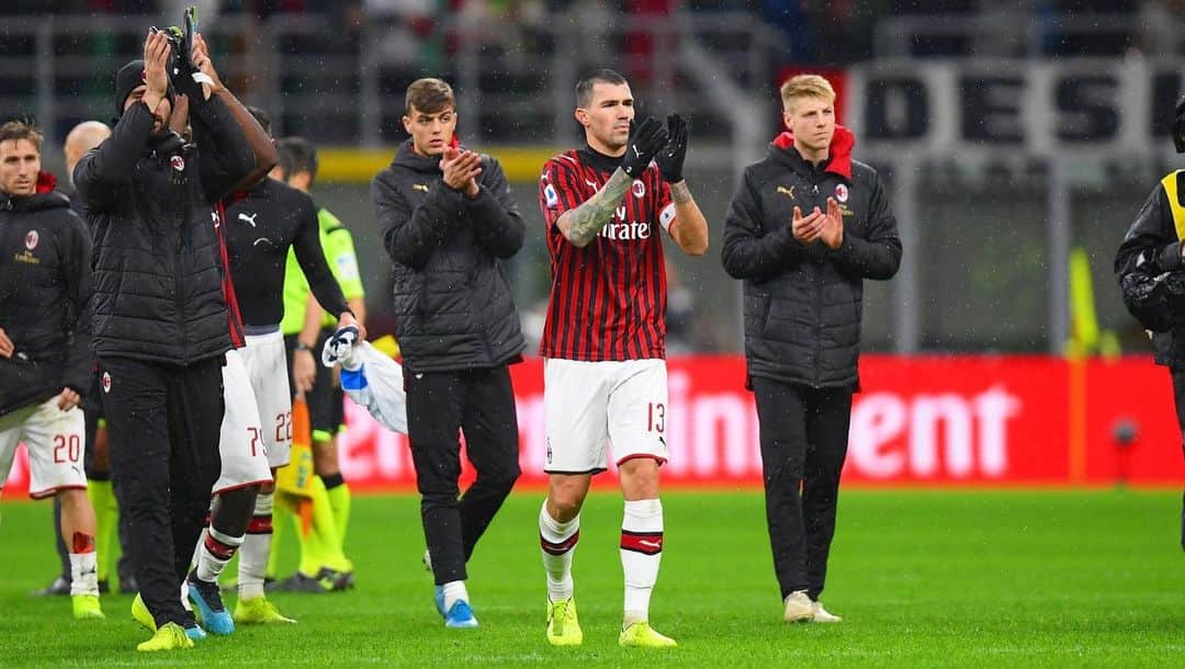 アレッシオ・ロマニョーリのインスタグラム：「🔴⚫️ #MilanNapoli #SanSiro @seriea」