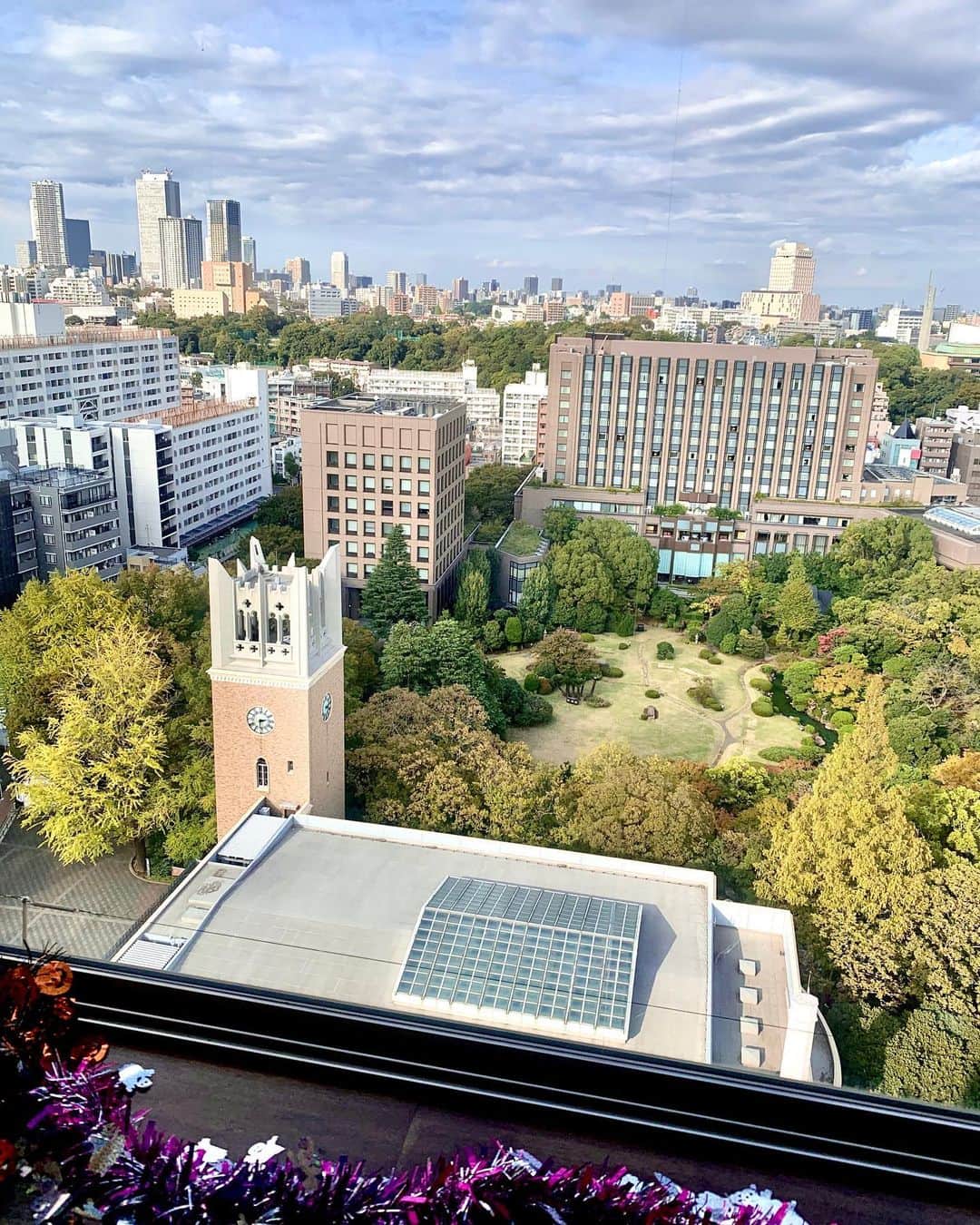 けらえいこのインスタグラム：「早大漫研OB野球部40周年パーティ。  昔、後楽園球場で「ニセ早慶戦」をやり、話題になった先輩たち。ユニフォームを勝手に作っちゃって、報知新聞の記事にもなった…🤣 コンバットマーチの作曲者三木さんは、漫研の先輩でした。いろいろすごい✨  #Tシャツデザインは #東海林さだお さん」