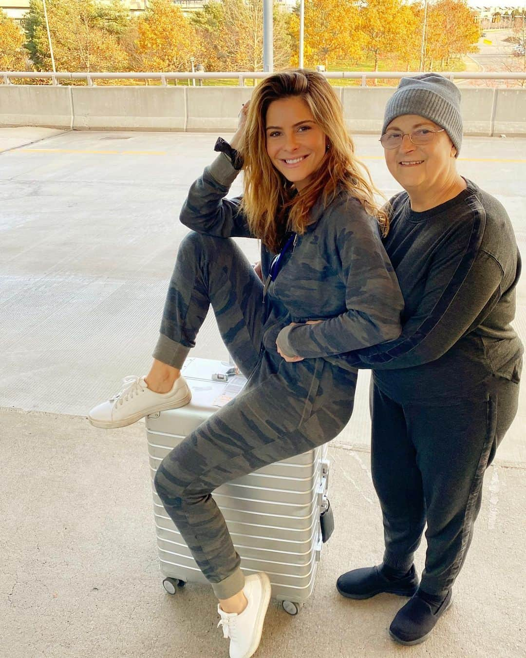 マリア・メノウノスさんのインスタグラム写真 - (マリア・メノウノスInstagram)「Guess where we are?! 🍁 Got my mom some new travel wear so she could be cute & comfy. Love the tuxedo stripes on these and regretting not getting them for myself so we could have truly twinned!😆However we are both enjoying our @splendidla looks.」11月24日 6時03分 - mariamenounos