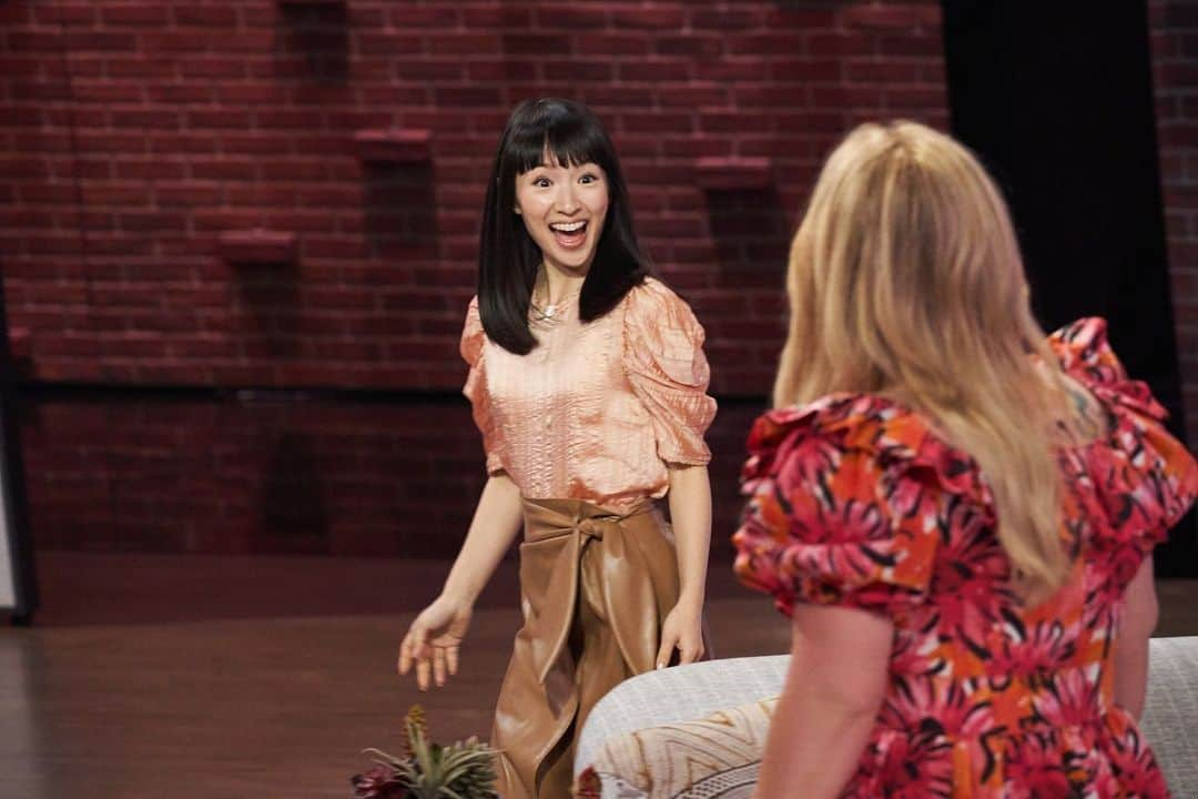 近藤麻理恵さんのインスタグラム写真 - (近藤麻理恵Instagram)「Did you catch me on the @kellyclarksonshow this week? I had so much fun teaching @bethbehrs, @kellyclarkson and @sethmeyers the KonMari Method. Swipe to see who mastered the fold! 🎓」11月24日 6時12分 - mariekondo