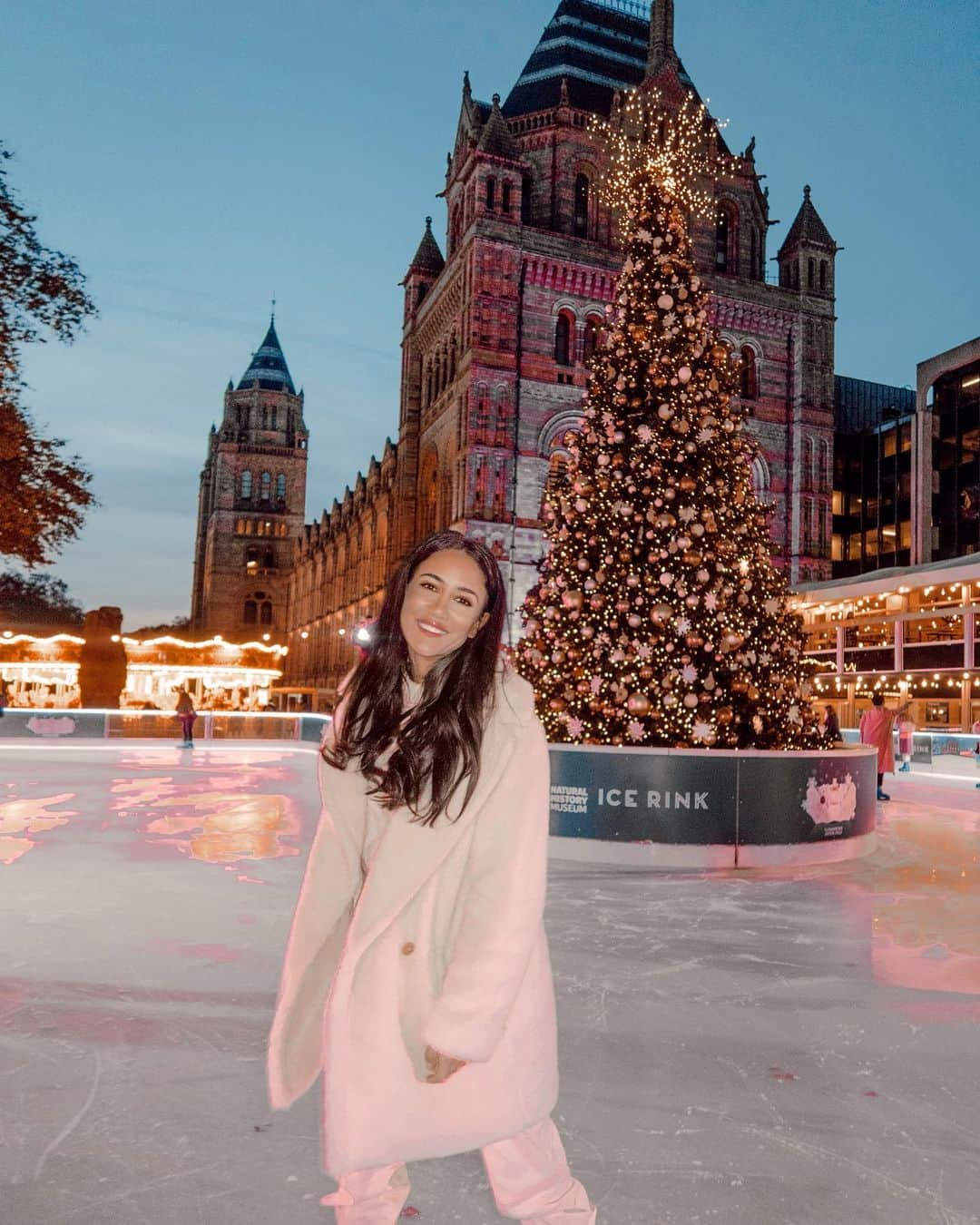 Tamara Kalinicさんのインスタグラム写真 - (Tamara KalinicInstagram)「First skating of the season thanks to @viktorandrolf_fragrances  what is your favourite winter activity? #viktorandrolficerink ad」11月24日 6時26分 - tamara