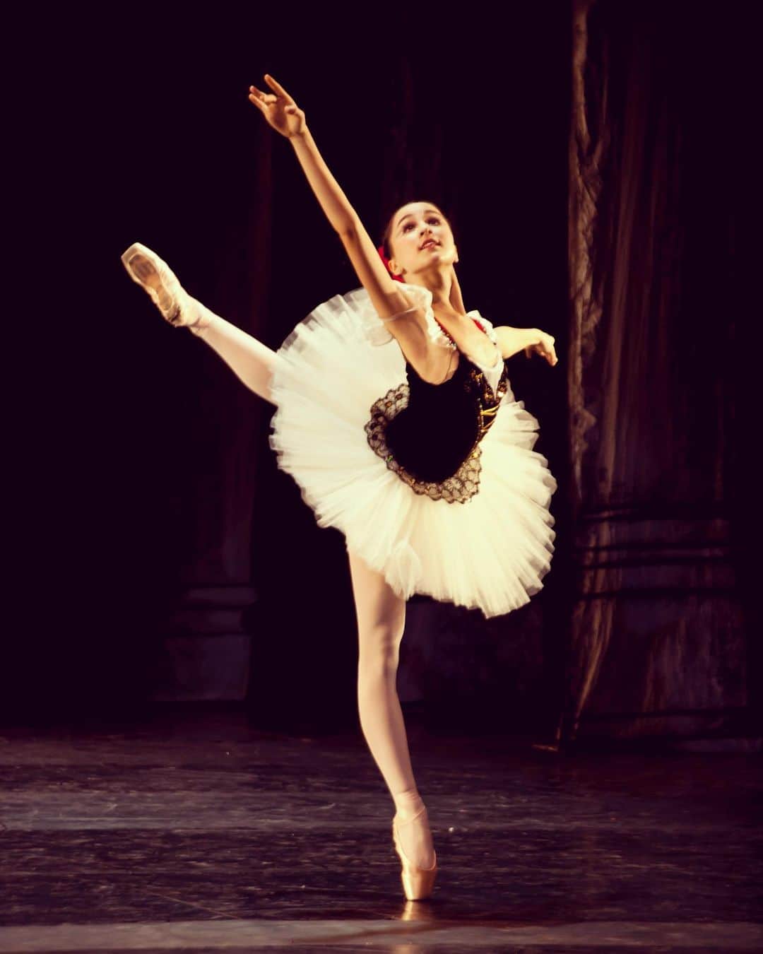 ミコ・フォガティのインスタグラム：「Throwback to dancing the beautiful solos of Paquita in the beautiful country of Peru with @danzairaperu 🥀」