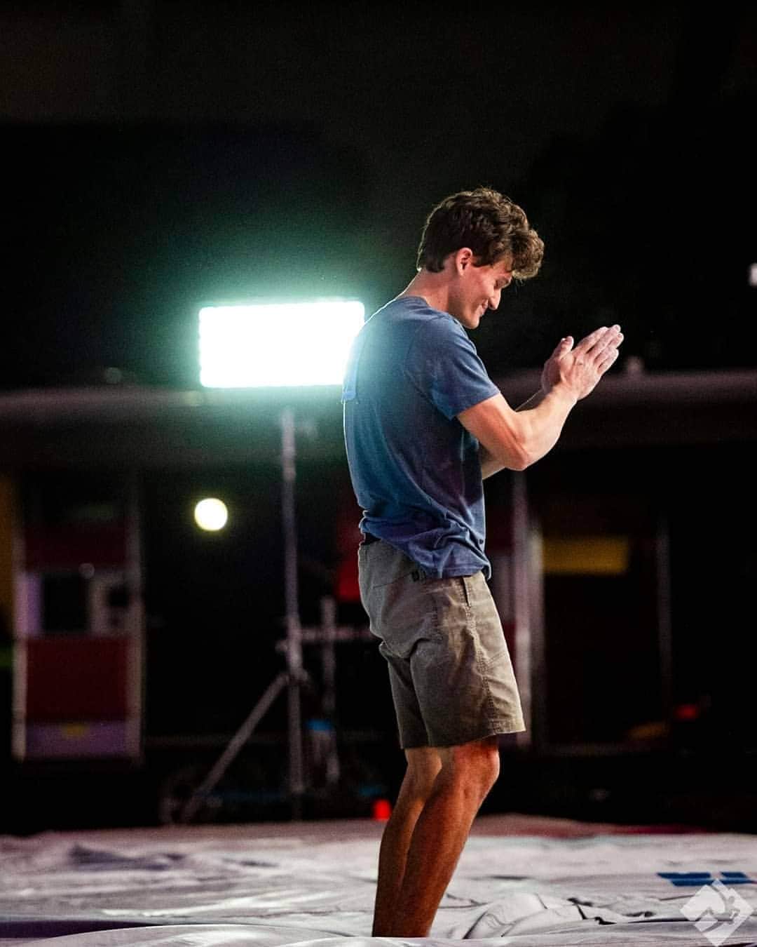 ナサニエル・コールマンのインスタグラム：「As Toulouse creeps closer, I've noticed my mind fixating on it throughout my days and nights. I think the last time I've cared so much about a competition was in the weeks leading up to my first open national, back in 2014. I'm usually pretty laid back until the actual day of the comp, when I can let my nerves surface and feel them drive me to compete. But not this one, it's got my number and won't stop calling.  My brain likes to do this thing where it prepares for the future by creating every scenario possible and then living through it. What if I do well in Toulouse? What would my life be like for the next 6 months? What if I don't do well? How will I feel, and almost more importantly, how will those I'm connected to feel?  Know that I truly appreciate the love you send my way. I've been feeling more of it now than ever, coming from every direction. I wouldn't trade it for anything. It lifts me up and helps me believe that my biggest dreams are possible♥️ At the same time, I worry about losing that love. I don't want to let anyone down, and that thought fits like a 100lb weight vest.  When the time comes, all I can do is try, for no reason other than it's what I want to do. I'll see y'all on the other side☺️✌️ @prana @petzl_official @fiveten_official @gnarlynutrition @frictionlabs」