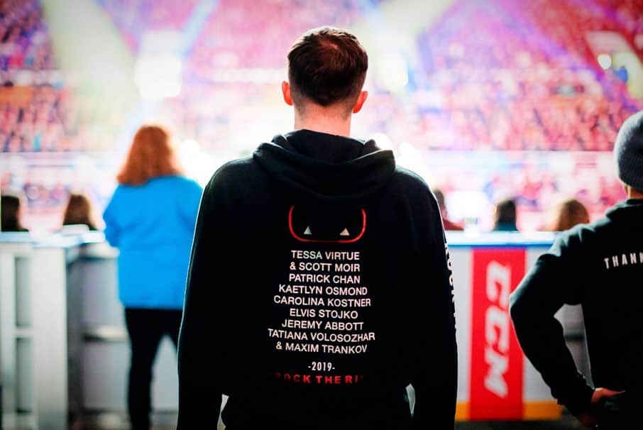 ジェレミー・アボットのインスタグラム：「For the past 10 weeks this tour has literally been my home. I moved out of my apartment and on to the road. These people have been my colleagues, my support system, my friends, and my family.  Every day a new destination, a new adventure, a new opportunity to learn and grow. I have made new friends and new connections. I have laughed until I cried and I have cried to the point of laughing.  26 shows later and here we are at the end of this beautiful adventure. I am so grateful to every last soul who performed, worked on/ with, or saw this show. It has been the greatest experience of my professional career and I’m not ready to let go. However, I knew when I started that everything in life is transient and nothing lasts forever. Even though the show is ending I am so grateful for 10 weeks of memories that will stay with me forever! Whether you like it or not you’re all my family and I love you deeply!」