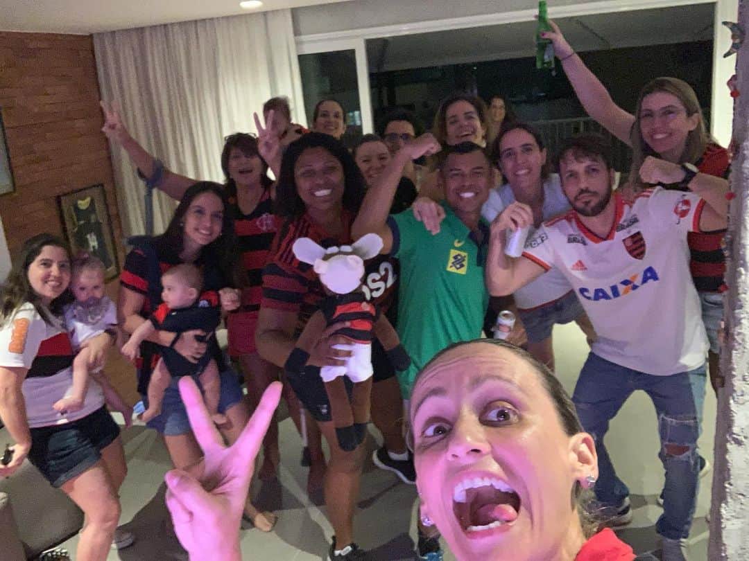ファビアナ・オリベイラさんのインスタグラム写真 - (ファビアナ・オリベイラInstagram)「Vivi pra ver a história acontecer! Uma vez Flamengo, Flamengo até morrer! ❤️🖤」11月24日 7時04分 - fabialvim