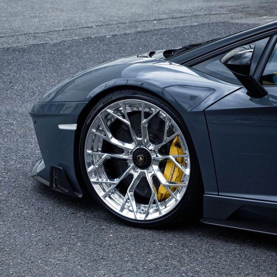 CARLiFESTYLEさんのインスタグラム写真 - (CARLiFESTYLEInstagram)「Lamborghini Brothers on @brixtonforged wheels. HOT or NOT? #carlifestyle #brixtonforged」11月24日 7時14分 - carlifestyle