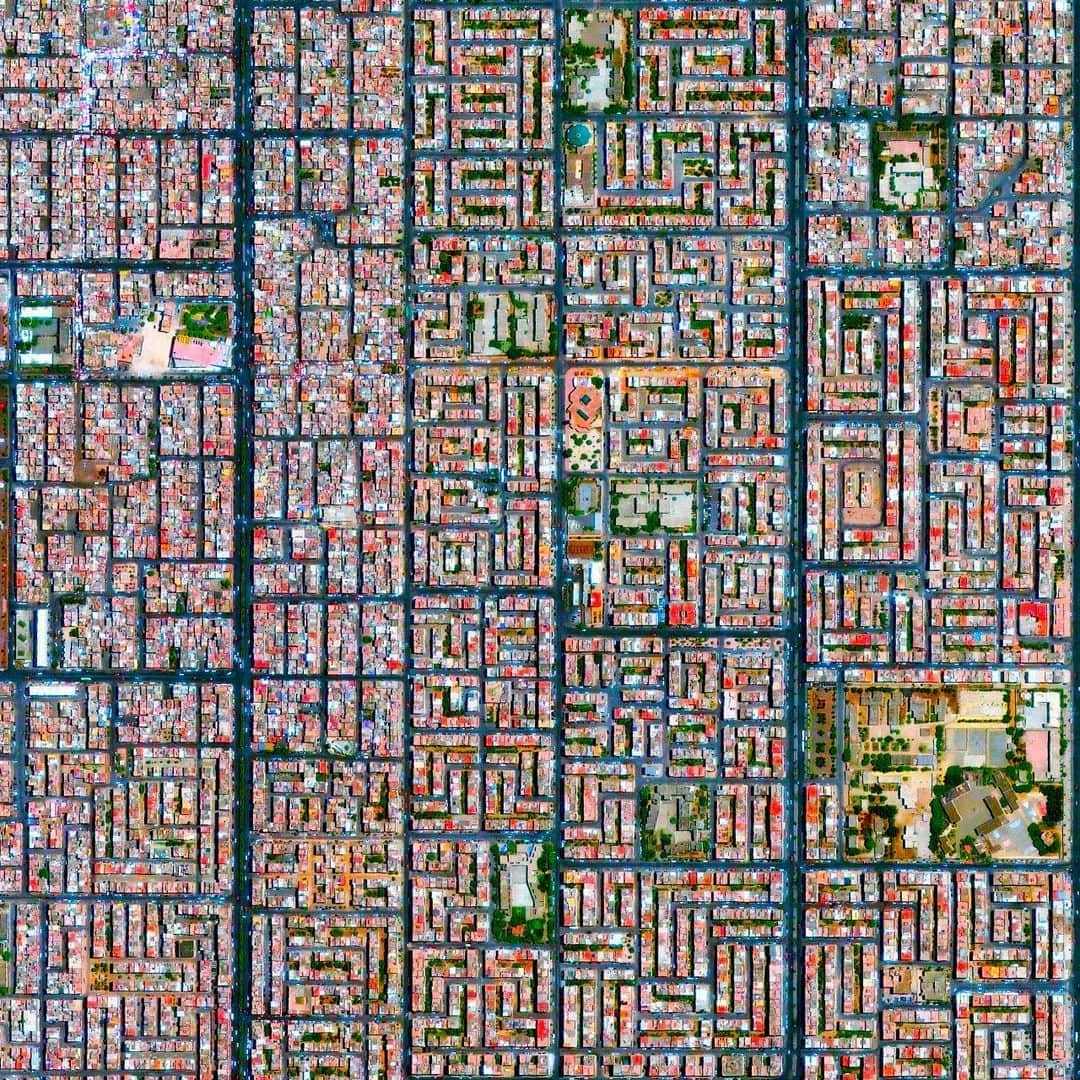 Daily Overviewさんのインスタグラム写真 - (Daily OverviewInstagram)「Casablanca is the largest city in Morocco with roughly 4 million residents, accounting for 11% of the entire country's population. Many officials believe these figures are underestimated and the total population is actually somewhere between 5 and 6 million. This recent surge has occurred because severe droughts have forced many Moroccans to move into urban areas to find new forms of work. The Cite Djemaa neighborhood, located in the southeast of the city, is seen here. /// Created by @dailyoverview, source imagery: @maxartechnologies」11月24日 7時22分 - dailyoverview