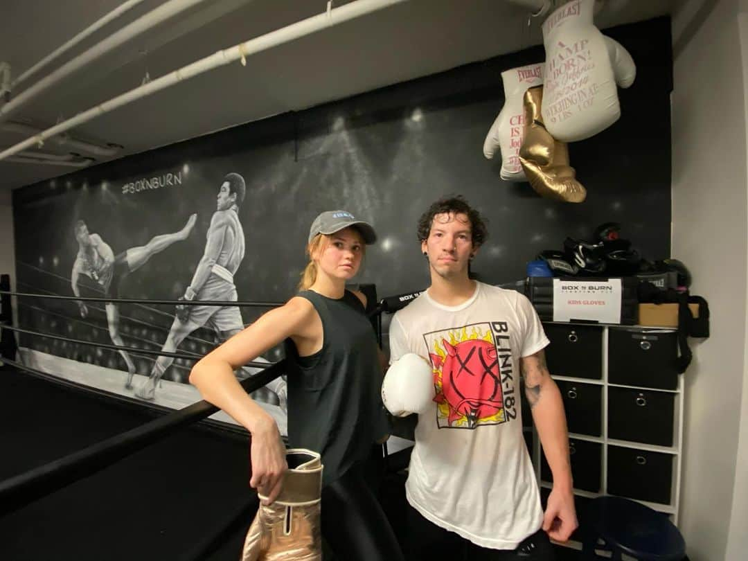 ジョシュ・ダンのインスタグラム：「debby is a boss at boxing and i sweat through my blink 182 shirt」