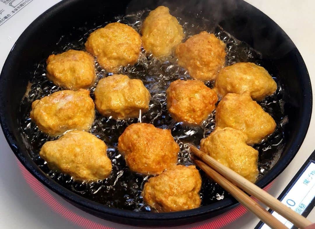 Mizuki【料理ブロガー・簡単レシピ】さんのインスタグラム写真 - (Mizuki【料理ブロガー・簡単レシピ】Instagram)「・﻿ 【レシピ】ーーーーーーー﻿ ♡ぷりっとジューシー♡﻿ 鶏むね肉deカレーナゲット﻿ ーーーーーーーーーーーー﻿ ﻿ おはようございます(*^^*)﻿ 今日ご紹介させていただくのは﻿ 鶏むね肉で作るカレーナゲット♡﻿ コスパ抜群！しかも冷凍もできて﻿ 普段のおかずやお弁当に﻿ そしてクリスマスメニューにも﻿ おすすめですよ〜(*´艸`)﻿ ﻿ 作り方は超簡単♡﻿ 材料混ぜて揚げ焼きするだけ！﻿ お肉を叩いて作ることで﻿ ぷりっとジューシーな食感が味わえます♩﻿ ﻿ ﻿ ーーーーーーーーーーーー﻿ 【作りやすい量】﻿ 鶏むね肉...1枚(250g)﻿ ●卵...1個﻿ ●パン粉...大3﻿ ●薄力粉...大1﻿ ●カレー粉...小1/2﻿ ●塩...小1/3﻿ ●こしょう...少々﻿ サラダ油・ケチャップ...適量﻿ ﻿ 1.鶏肉は皮を除き、適当に細かく切ってから、包丁で叩いて粗いミンチ状にする。﻿ 2.ボウルに1と●を入れて粘りが出るまでよく混ぜる。﻿ 3.フライパンに5mmのサラダ油を入れて中火で熱し、2を3cm大の小判形に成形しながら入れ、返しながら4〜5分揚げ焼きにする。﻿ (手に水をつけておくとくっつきません♩)﻿ 4.油を切って器に盛り、好みでケチャップを添える。﻿ ーーーーーーーーーーーー﻿ ﻿ ﻿ 《ポイント》﻿ ♦︎工程3ではスプーンを2本使って落とし入れてもOKです♩﻿ ♦︎カレー粉が入っていますが辛くはありません♩﻿ ♦︎グラム46円の鶏むね肉使用で、100円ちょっとで作れました♡﻿ ﻿ ﻿ ﻿ 【お知らせ】﻿ ストーリーズでは一日数回﻿ 別レシピをご紹介しております(*^^*)﻿ ＊コメントは最新の投稿に下さいますよう﻿ お願い致しますm(_ _)m﻿ ﻿ ﻿ ﻿ 🎀新刊【#ほめられごはん 】🎀﻿ 🔹おかげさまで重版しました！！🔹﻿ 楽天ブックスでご購入いただきますと﻿ レシピカードの特典がついてきます♡﻿ ﻿ ﻿ ﻿ #ブログ更新しました﻿ ブログはホームのリンクよりご覧下さい↓﻿ @mizuki_31cafe﻿ 【Mizuki公式ラインブログ】﻿ https://lineblog.me/mizuki_official/﻿ ﻿ ﻿ ﻿ #鶏むね肉#むね肉#ナゲット#チキンナゲット#クリスマスメニュー#コスパ#お弁当﻿ #Mizuki#簡単レシピ#時短レシピ#節約レシピ#料理#レシピ#フーディーテーブル#おうちごはん#おうちカフェ#デリスタグラマー#料理好きな人と繋がりたい#料理ブロガー#おうちごはんlover#器#マカロニメイト﻿ #foodpic#follow#cooking#recipe#lin_stagrammer」11月24日 7時31分 - mizuki_31cafe