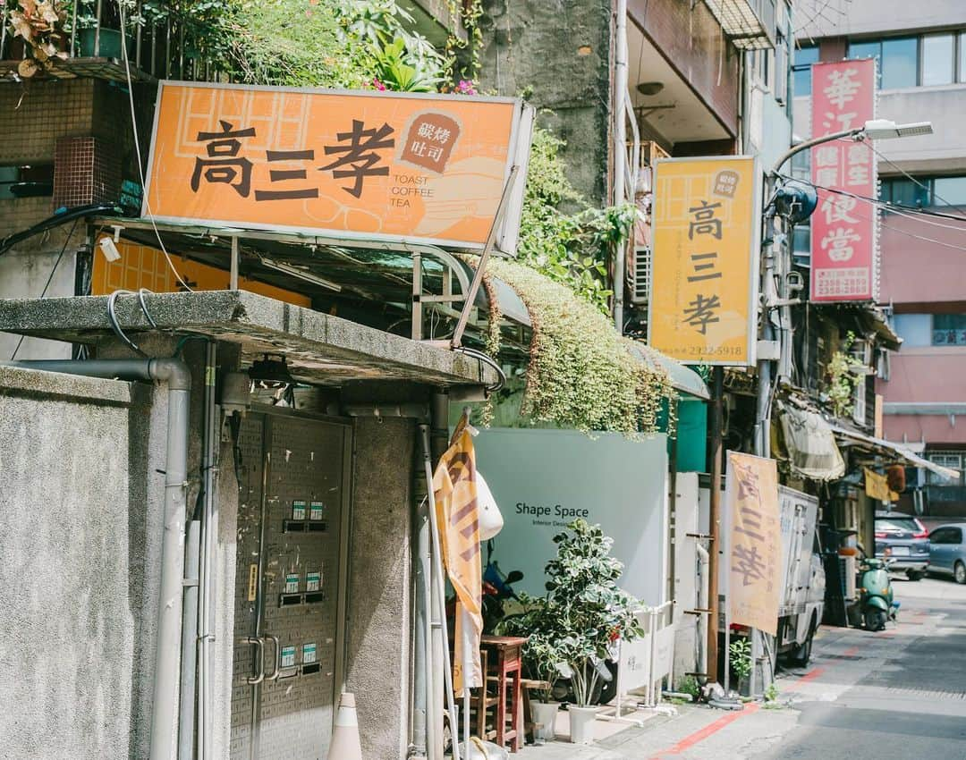 スターフライヤーさんのインスタグラム写真 - (スターフライヤーInstagram)「台北もモーニング③﻿ 【高三孝碳烤吐司 本店】﻿ 朝食パン派の人には﻿ ワイルド店主がつくる台湾風サンドイッチを﻿ ﻿ 台湾では三明治（サンドイッチ）の朝食も人気だ。新しいスタイルの朝食も味わっておきたい。﻿ 中正紀念堂駅からつづく大通りから１本裏に入るとオレンジ色の看板〈高三孝碳烤吐司〉が目に入る。﻿ ニーハオと出迎えてくれたのは白髪を後ろで束ねたワイルドおやじ、オーナーの許さんだ。﻿ そんな許さんのつくるサンドイッチは新鮮で無添加、ヘルシーで絶品だと連日多くの地元民や観光客でにぎわう。﻿ 看板メニューは、炭火で焼いたパンに豚肉ソテーにふわふわ卵、甘めのポテサラとレタスを挟んだ「豬排總匯三明治」（８５元）。﻿ 現役ミュージシャンでもある許さん（ワイルドさに納得）がライブでアメリカなどを周った時、衝撃的に美味しかったサンドイッチを﻿ 台湾でも食べてもらいたいと飲食未経験ながらも高校３年生の時の同級生と２人でお店を６年前に立ち上げた。﻿ いまや朝食やランチにまで注文が殺到するサンドイッチは、ライブツアー中に食べた味に、許さんの母親がつくってくれた甘いポテトサラダを入れた懐かしい思い出の詰まった一品だ。﻿ また、店名にもなっている高校時代を懐かしめる黒板や椅子、机をつかった個性的な店内も楽しんでもらいたい。﻿ テイクアウトをして近くにある台北のシンボル「中正紀念堂」の広場を散策しながらサンドイッチにかぶりつくのもおすすめだ﻿ ﻿ 《住所》台北市中正區南昌路一段31巷11-4號﻿ (MRT中正紀念堂駅2番出口より徒歩約5分) ※2020年移転予定あり 《営業時間》﻿ 月〜金 7:00-14:00﻿ 土・日 7:30-14:00﻿ ﻿ #スターフライヤー﻿ #starflyer﻿ #星悅航空﻿ #taipei﻿ #台北﻿ #台北旅行﻿ #taipeitravel﻿ #台北美食﻿ #taipeifood﻿ #台北グルメ﻿ #台北朝食﻿ #taipeibreakfast﻿ #充実した朝食を﻿ #台湾旅行﻿ #朝はパン派﻿ #サンドイッチ﻿ #朝ごはん﻿ #ポテトサラダ﻿ #朝活﻿ #健康食」11月24日 7時31分 - starflyerjapan