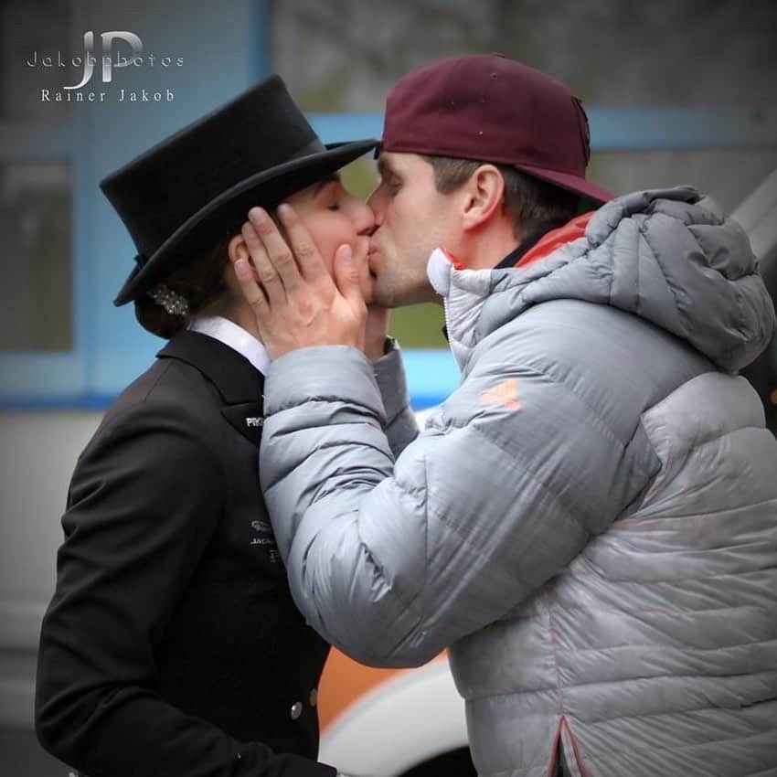 トーマス・ミュラーのインスタグラム：「Proud of us 🤗 10th wedding anniversary , 3rd place in the Munich indoors freestyle, what a weekend!!🏅🥰🐴 #love #together #horses #enjoythemoment #jaspinntderbeppi 📸:@jakobphotos」