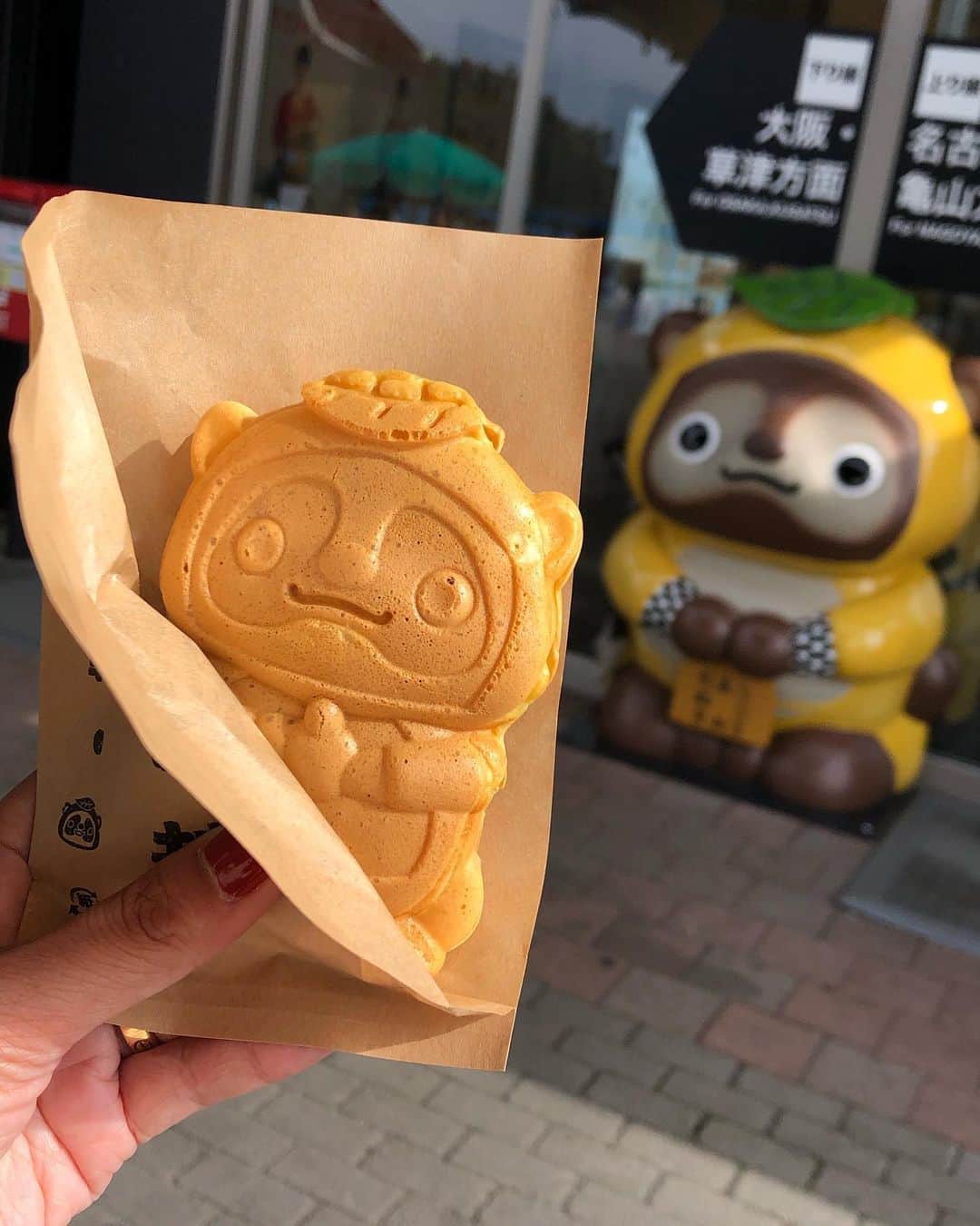 田中幸恵のインスタグラム：「___ . 最近の私的おやつ事情はたい焼きとモンブランがだいぶ優勢やけど、 こんな可愛いの見つけたからつい🤤 . . 食べてばっかり笑🤣 . そら自分のお腹もたぬきみたいにぽっこりなるわ🙄」