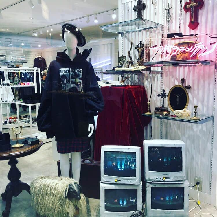 Laforet HARAJUKUさんのインスタグラム写真 - (Laforet HARAJUKUInstagram)「期間限定ショップ 11.24-11.28 / 2F CONTAINER MADARANINGEN . 闇が潜む日本の美で構築する退廃のモード . #MADARANINGEN #マダラニンゲン #kyo #京 #laforet #harajuku #laforetharajuku #ラフォーレ #原宿 #ラフォーレ原宿 #popupshop #期間限定」11月24日 13時13分 - laforet_h