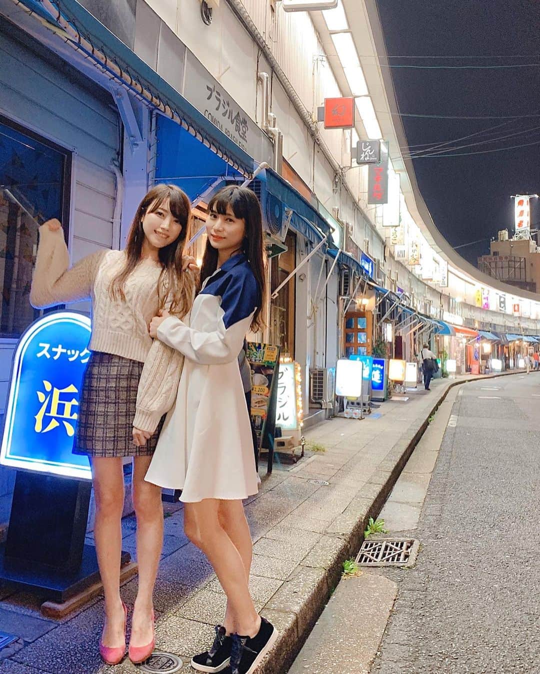 佐倉知里のインスタグラム：「*NO GE !! . だーいすきな居酒屋さんに行って スナックはしご旅🎤💓 . 次の日は中華街の早めランチで残り酒から立ち直って‪( ˘ᵕ˘ )500円手相行ったり(楽しかった🤣)タピオカ(タピオカ抜き)頼んだり買い物したり赤レンガ行ったり終始みんなで大爆笑してて愉快すぎる近場旅でした♡♡♡ . . . #野毛飲み#都橋商店街#スナック巡り#スナック好き#ディープな街#満喫#野毛#横浜#関内#yokohamanoge#yokohama . #昭和歌謡曲歌います」