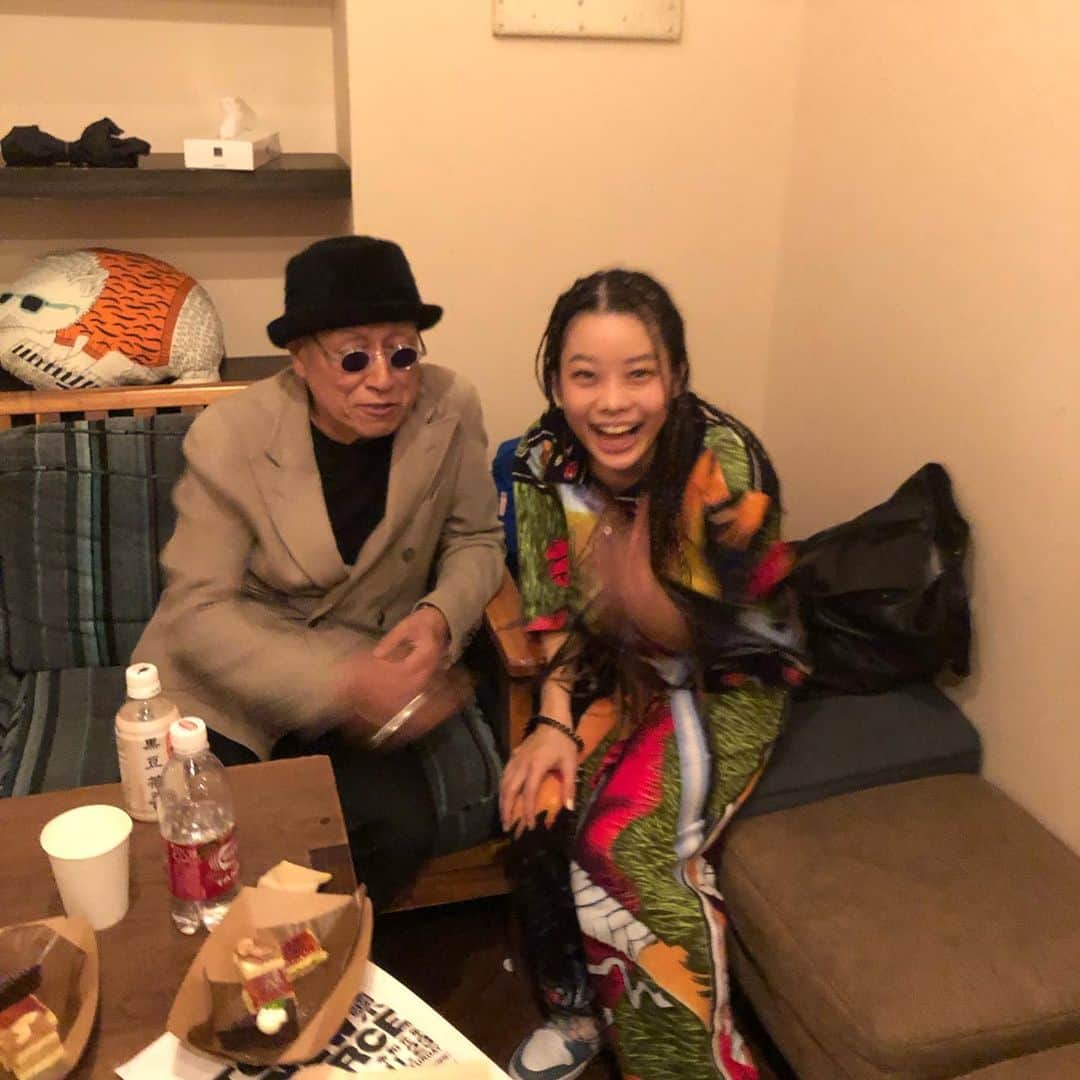 いとうせいこうのインスタグラム：「「いとうさん、これこそフックアップだよ！」とシャンユー（孫）のパフォーマンスにシビれたあとのS-ken（おじいちゃん）さん。そしてあのサヨコさんとまさか共演出来るとは、の俺。」