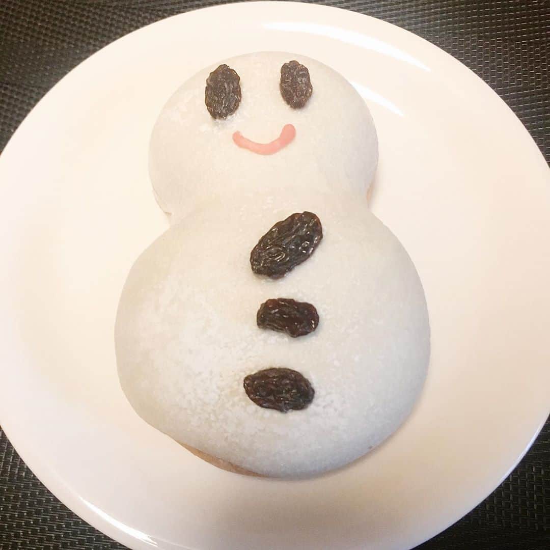 北見寛明のインスタグラム：「再会 #店内で視線を感じて目をやると #そこにはあの頃と何も変わらない君がいた #相変わらず肌は透き通るように真っ白で #目はしわくちゃ #ゆきだるまパン #1年ぶりの再会」