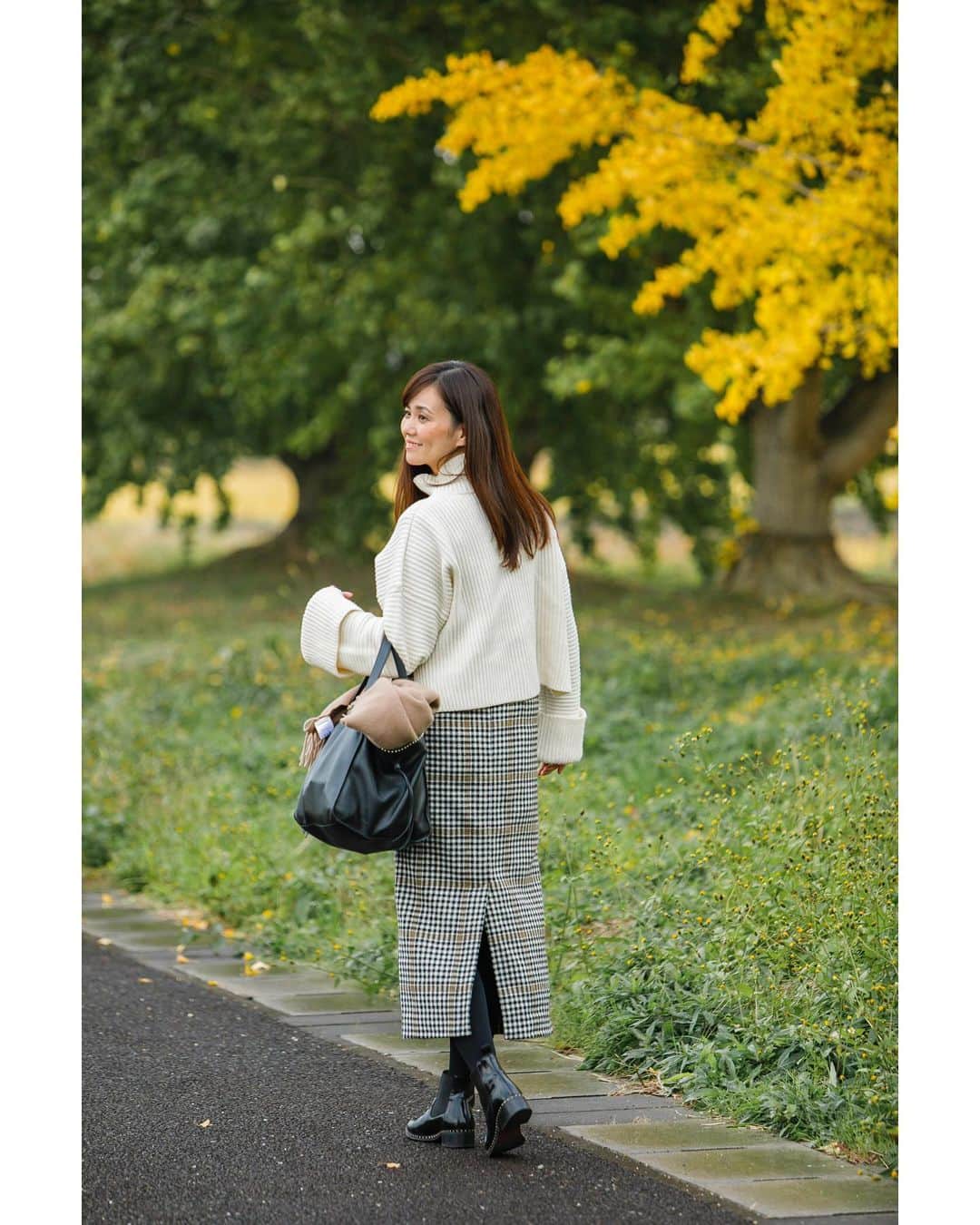 田中幸恵さんのインスタグラム写真 - (田中幸恵Instagram)「____ . . 去年買った　@pertini_russia  のショートブーツ。 . 去年は2.3回しか履いてなかったけど、今年は履きたい気分。 . 小さいスタッズが可愛い🖤 . チェックのスカートと、イチョウの色合いも合ってるわ笑🍁 （@erinajinno  ちゃん、チェックスカート可愛いのん見つかったらほーこくしてな♡） . . ってことで、ショートブーツ履いて2月号のリアルスナップはじめてます笑👢 . どこかでお会いしたらよろしくお願いします笑 . . #yleve  #hbeautyandyouth  #pertini  #jandmdavidson  #acnestudios #イレーヴ」11月24日 7時49分 - yukie__tanaka
