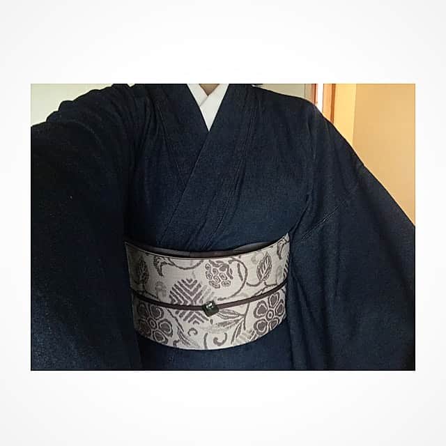 ecruのインスタグラム：「2019/11/24 (sun) 昨日は良いお天気で、紅葉狩りに最適な気候でしたね🍁 勤労感謝の日の昨日も、有難いことに👘レッスンでした。 帯まわりをグレー×紫系でまとめた、相変わらずの地味コーデ。 着物は、もう制服にしてしまおうかと思うくらい着ているデニム着物です😁 ・ #gon_kimono #kimono #着物 #着物コーデ #着物コーディネート #着付教室 #和装 #instagood #着物生活 #大人着物  #着物好き #instadaily  #happy #thankyou #デニム着物 #名古屋帯 #制服化」