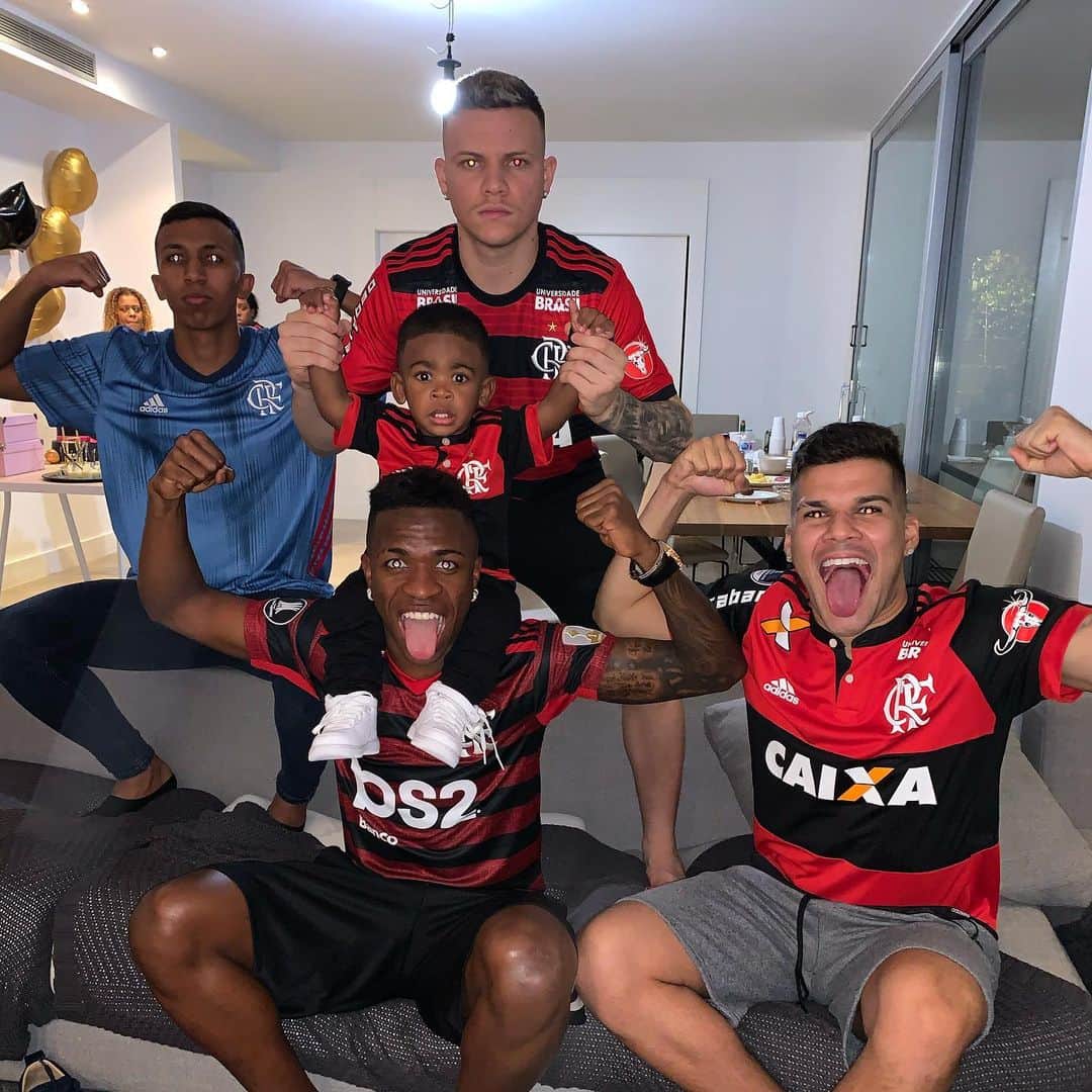 ヴィニシウス・ジュニオールのインスタグラム：「EU NASCI FLAMENGO E SEMPRE VOU TE AMAR! CAMPEÃO 🔴⚫️🔴⚫️🔴⚫️」