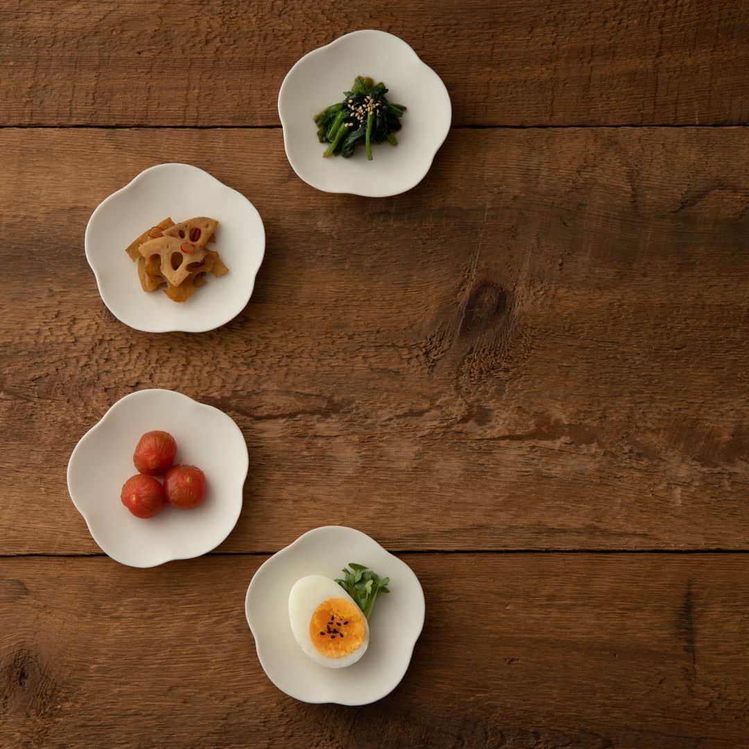 Komerco-コメルコ-さんのインスタグラム写真 - (Komerco-コメルコ-Instagram)「. 11月24日は #和食の日 いい（11）に（2）ほんしょ（4）く」（いい日本食）にちなんで制定されたのだそう。 そんな今日は和食をちょっぴり意識したごはんを楽しんでみてはいかがでしょう？😊 . シンプルなおひたしやきんぴらもかわいい小皿に盛り付けて食卓に。 studio bwanji @studiobwanji のうつわはふんわりと食卓に溶け込むやわらかい白磁。どんなテイストの食卓にも合わせやすく、上品な印象に演出してくれます✨ . ------------------------------- studio bwanji／梅小皿 . ▷こちらの作品はKomercoアプリでクリエイターから直接ご購入いただけます。 アプリ内「さがす」で「bwanji」と検索してください🔎 . ▷iOS版Appダウンロードはプロフィールリンクから📲 @komerco_official ------------------------------- . #komerco #cookpad #komercoごはん #コメルコ #料理をもっと楽しく #いつものいただきますを楽しく #おうちごはん#おうちごはんlover #instafood #foodpic #cookinglove #手しごと #Komercoクラフト #クラフト #手作り #一点物 #小皿 #studiobwanji #梅小皿 #おひたし #日本食 #きんぴら #和食 #japanesefood #白磁 #豆皿 #うつわ好き #うつわ好きな人と繋がりたい #副菜」11月24日 8時08分 - komerco_official